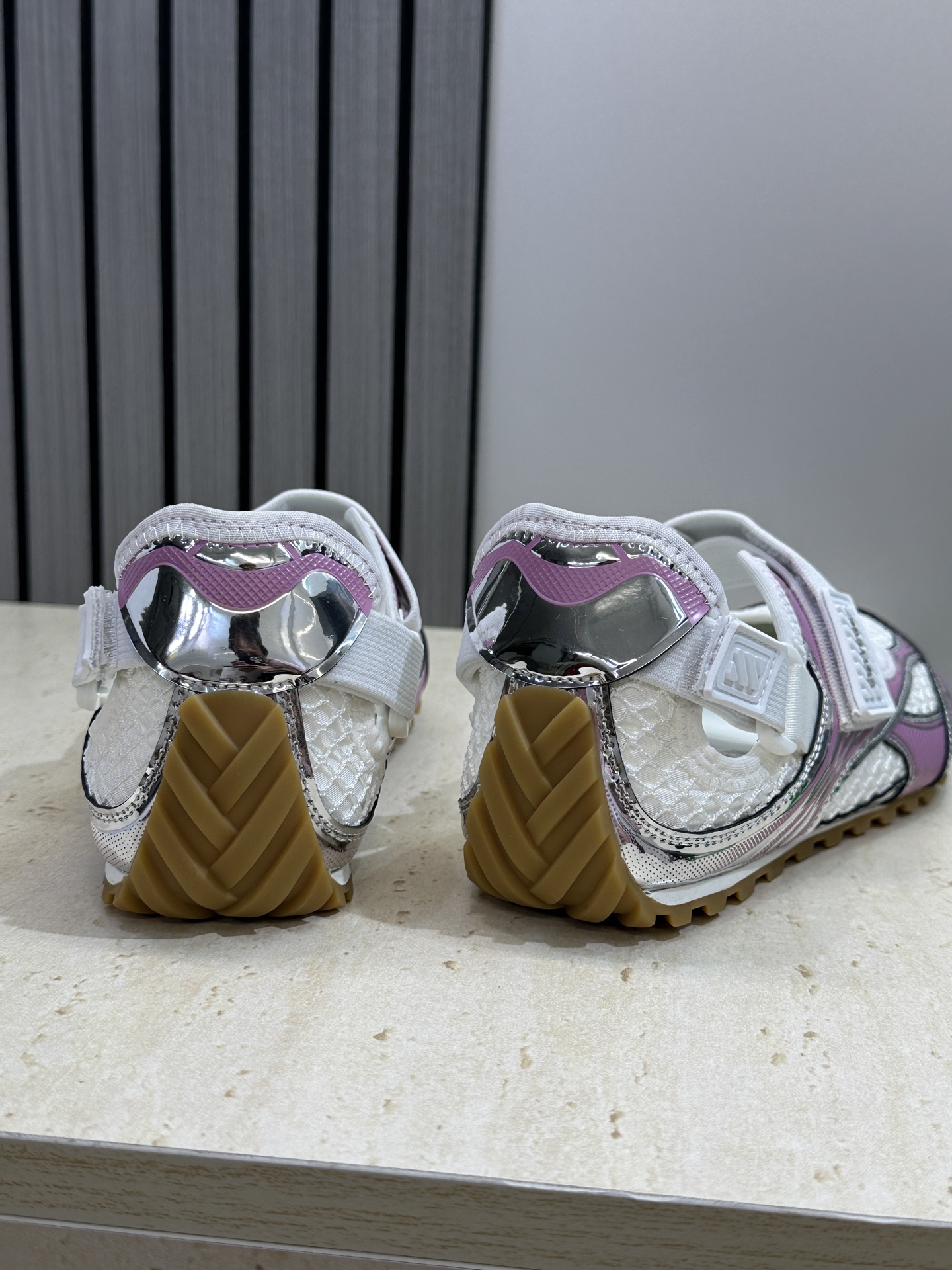Bottega Veneta 葆蝶家2026春夏新款魔术贴复古休闲运动女鞋 BV字母logo平底圆头拼色