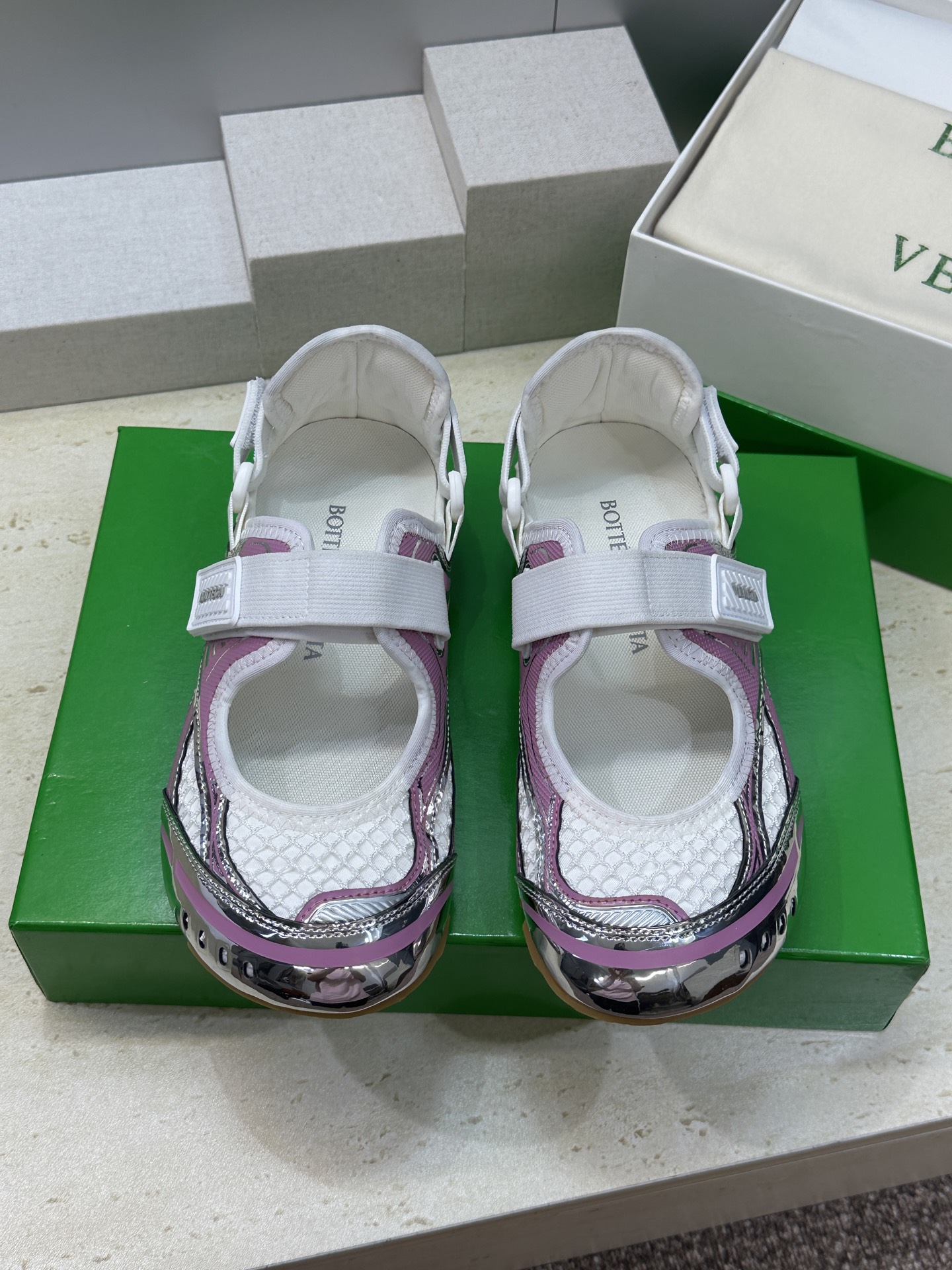 Bottega Veneta 葆蝶家2026春夏新款魔术贴复古休闲运动女鞋 BV字母logo平底圆头拼色