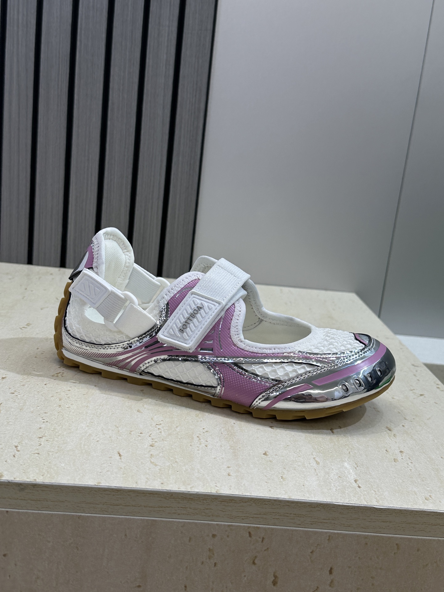 Bottega Veneta 葆蝶家2026春夏新款魔术贴复古休闲运动女鞋 BV字母logo平底圆头拼色