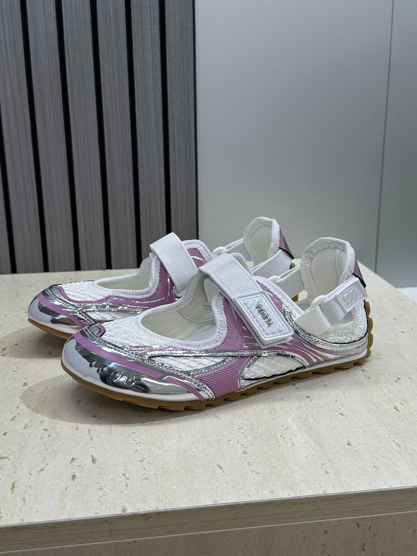 Bottega Veneta 葆蝶家2026春夏新款魔术贴复古休闲运动女鞋 BV字母logo平底圆头拼色