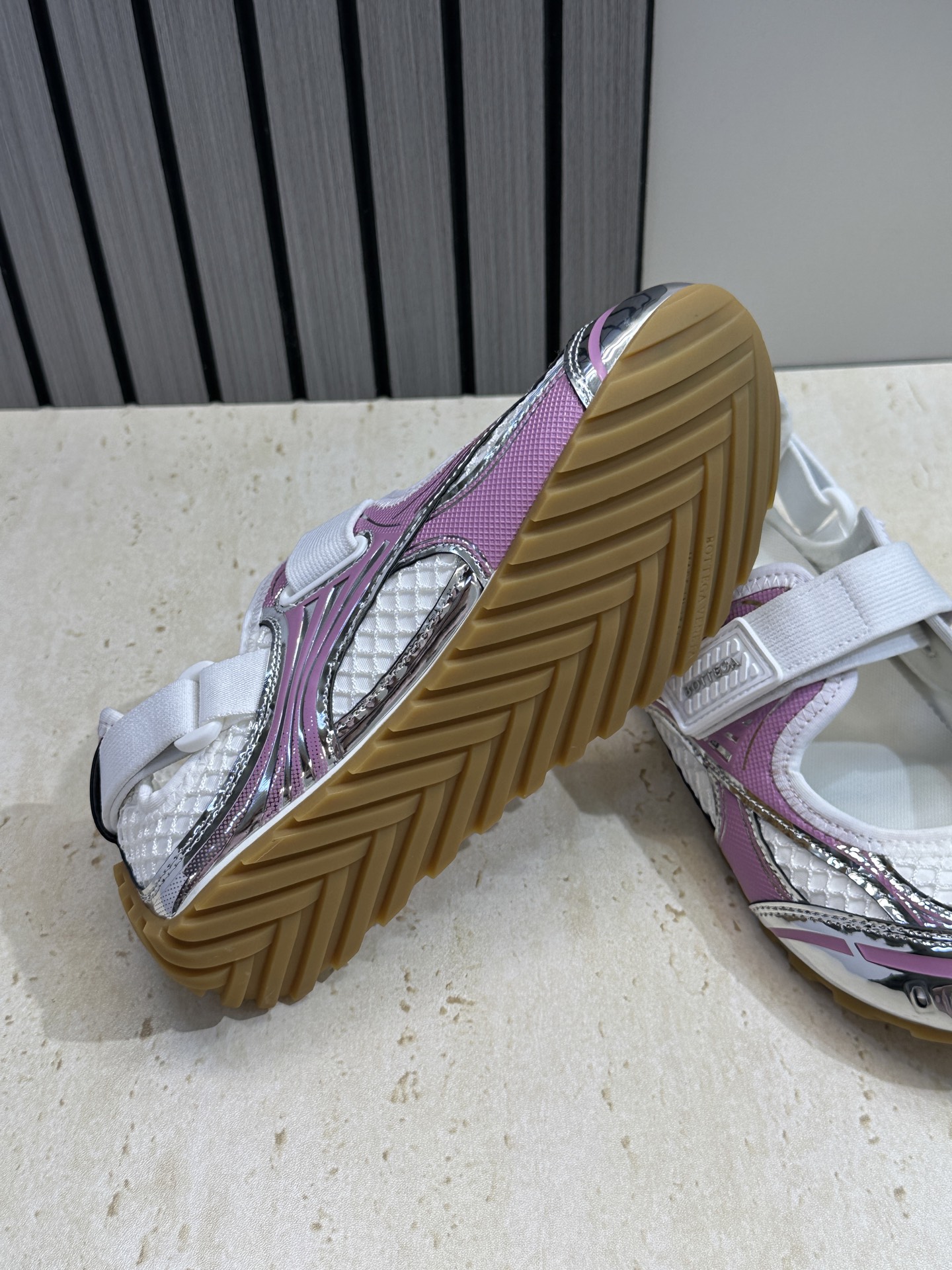 Bottega Veneta 葆蝶家2026春夏新款魔术贴复古休闲运动女鞋 BV字母logo平底圆头拼色