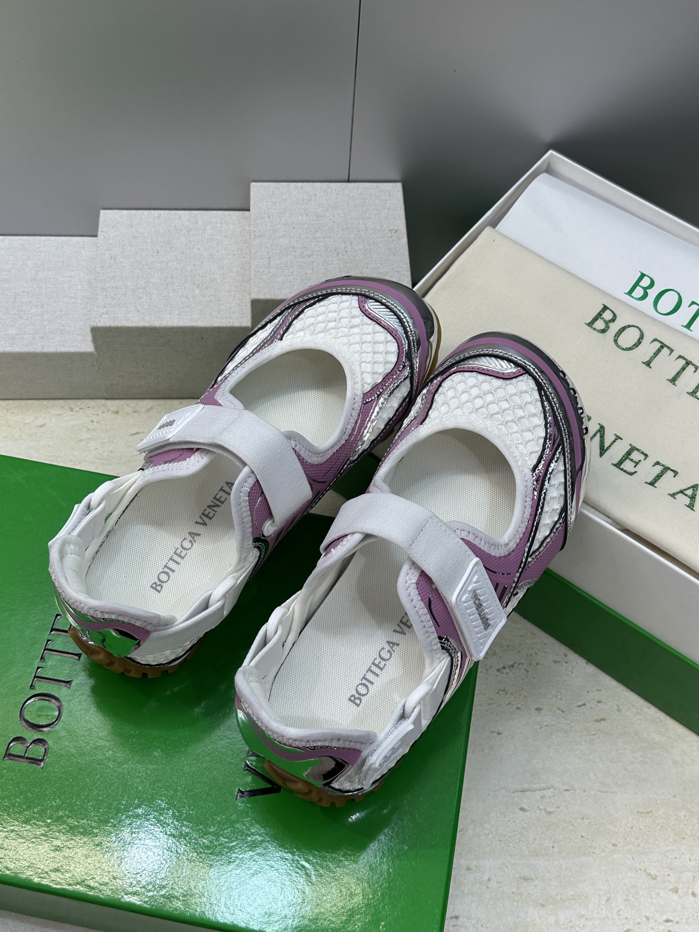 Bottega Veneta 葆蝶家2026春夏新款魔术贴复古休闲运动女鞋 BV字母logo平底圆头拼色