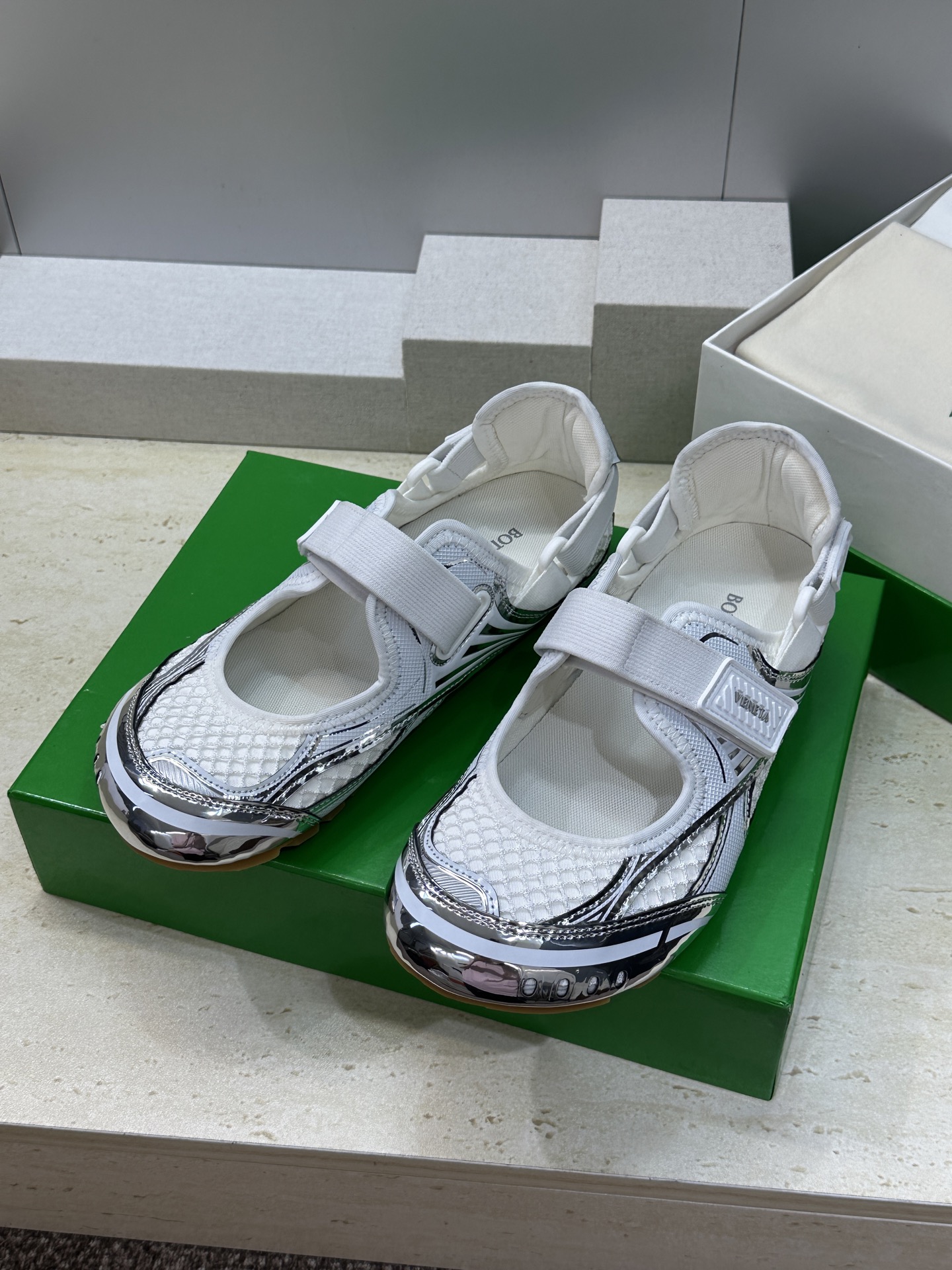 Bottega Veneta 葆蝶家2026春夏新款魔术贴复古休闲运动女鞋 BV字母logo平底圆头拼色