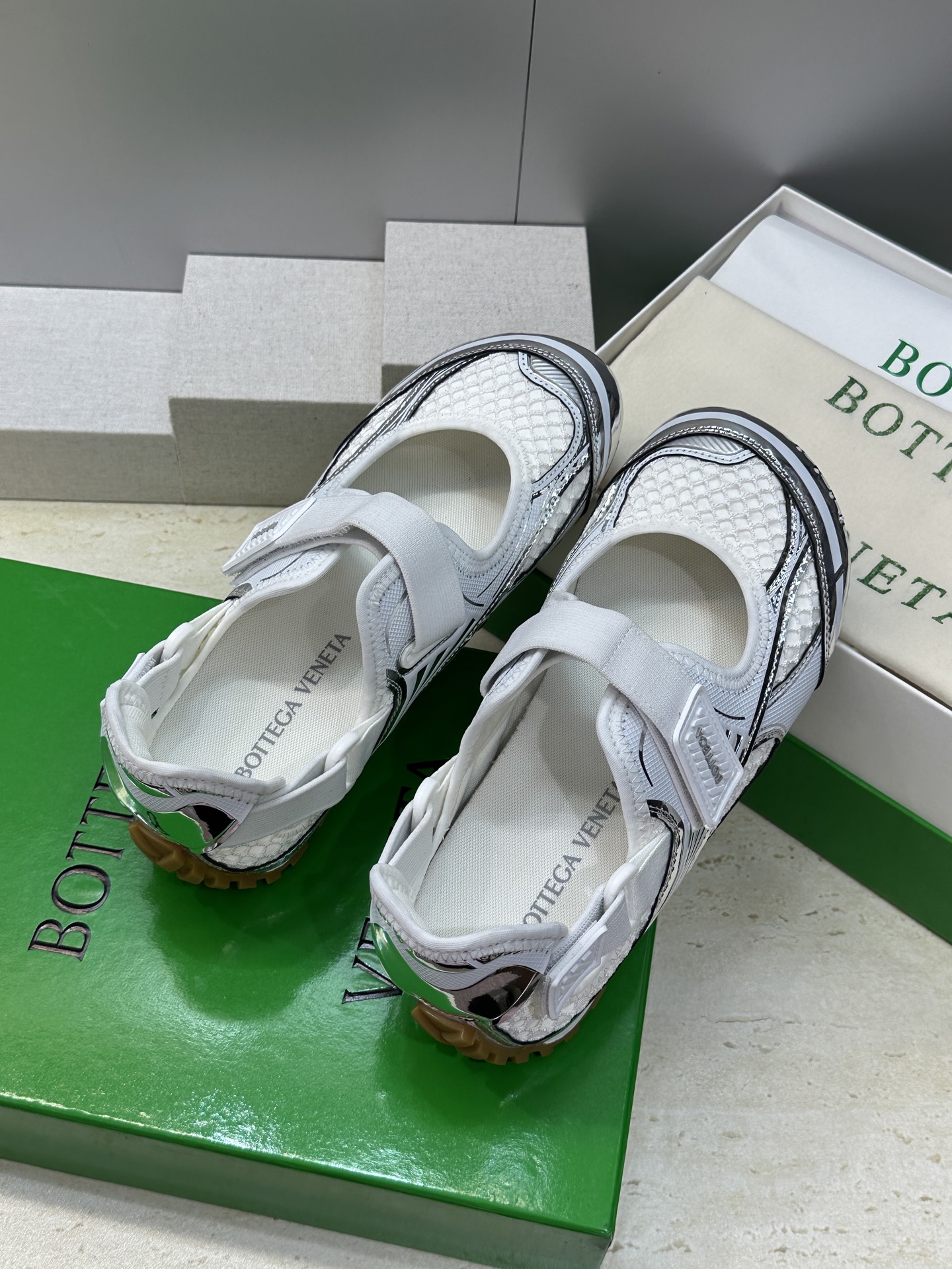 Bottega Veneta 葆蝶家2026春夏新款魔术贴复古休闲运动女鞋 BV字母logo平底圆头拼色