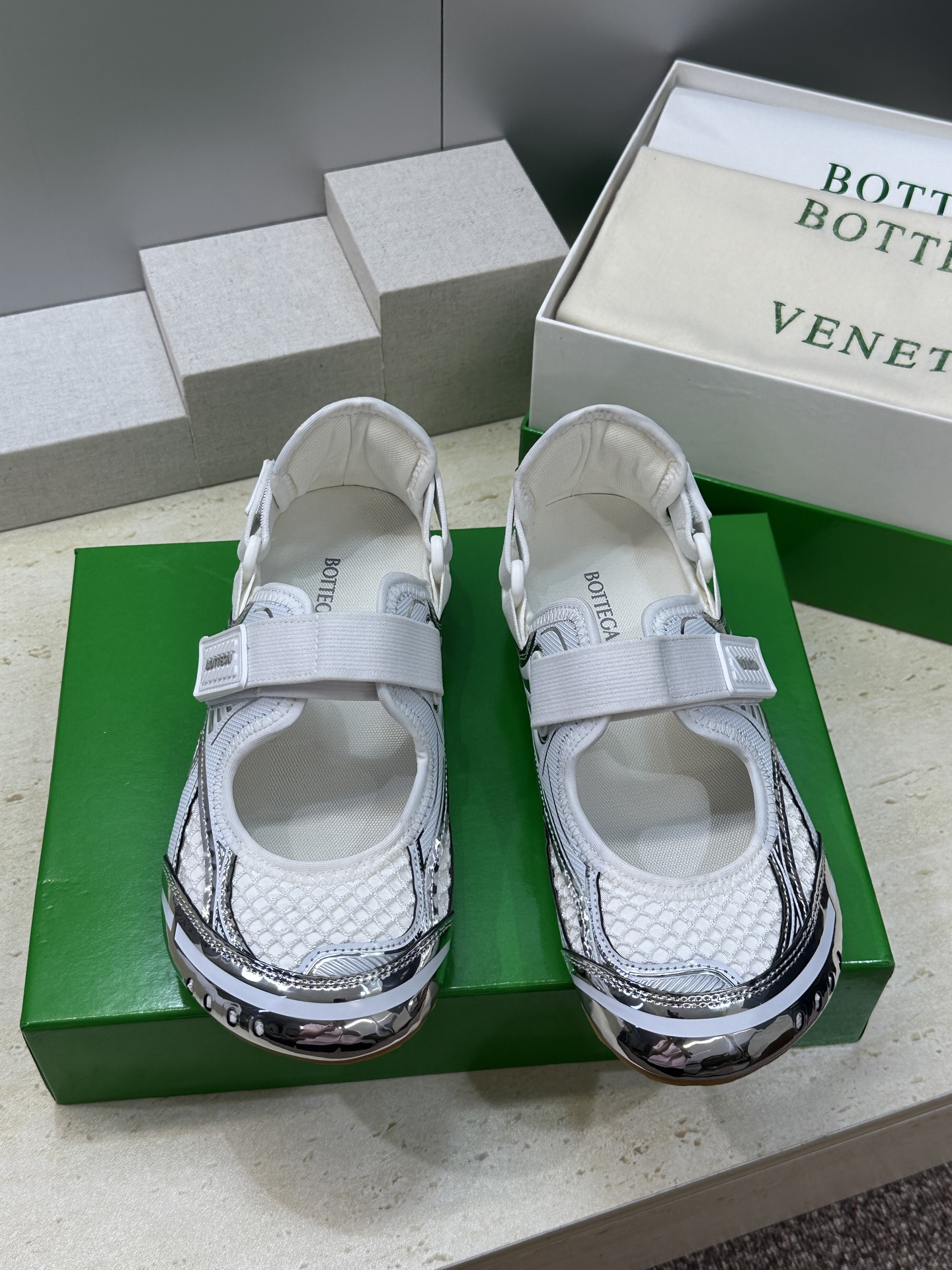 Bottega Veneta 葆蝶家2026春夏新款魔术贴复古休闲运动女鞋 BV字母logo平底圆头拼色