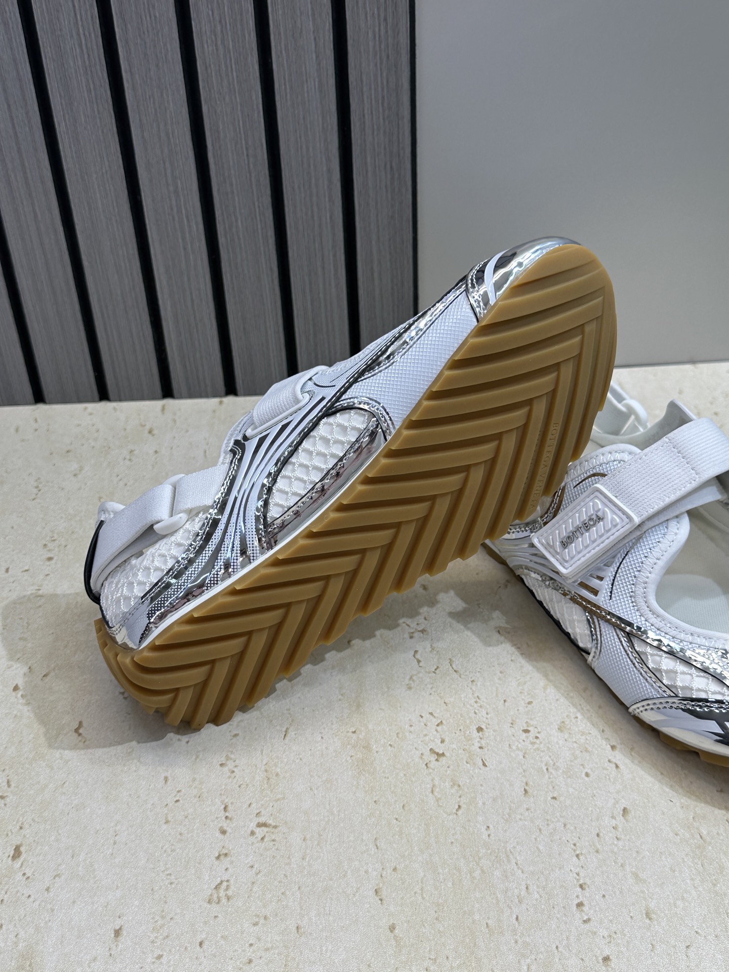 Bottega Veneta 葆蝶家2026春夏新款魔术贴复古休闲运动女鞋 BV字母logo平底圆头拼色