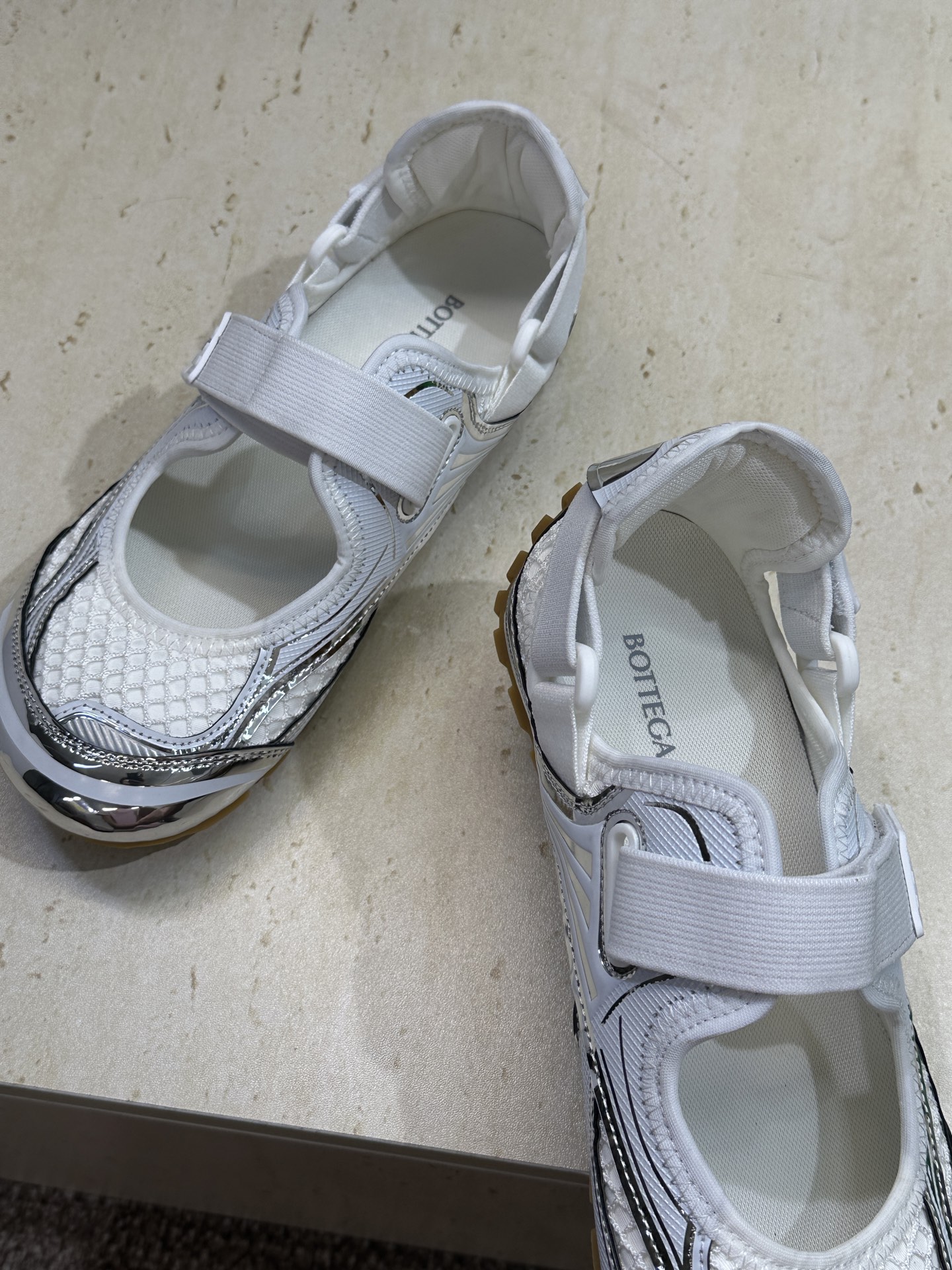 Bottega Veneta 葆蝶家2026春夏新款魔术贴复古休闲运动女鞋 BV字母logo平底圆头拼色