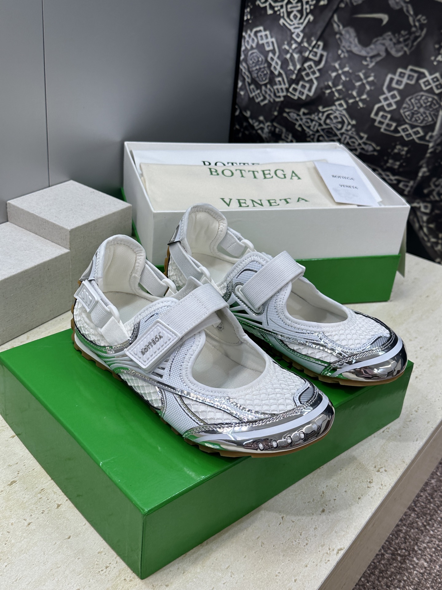 Bottega Veneta 葆蝶家2026春夏新款魔术贴复古休闲运动女鞋 BV字母logo平底圆头拼色