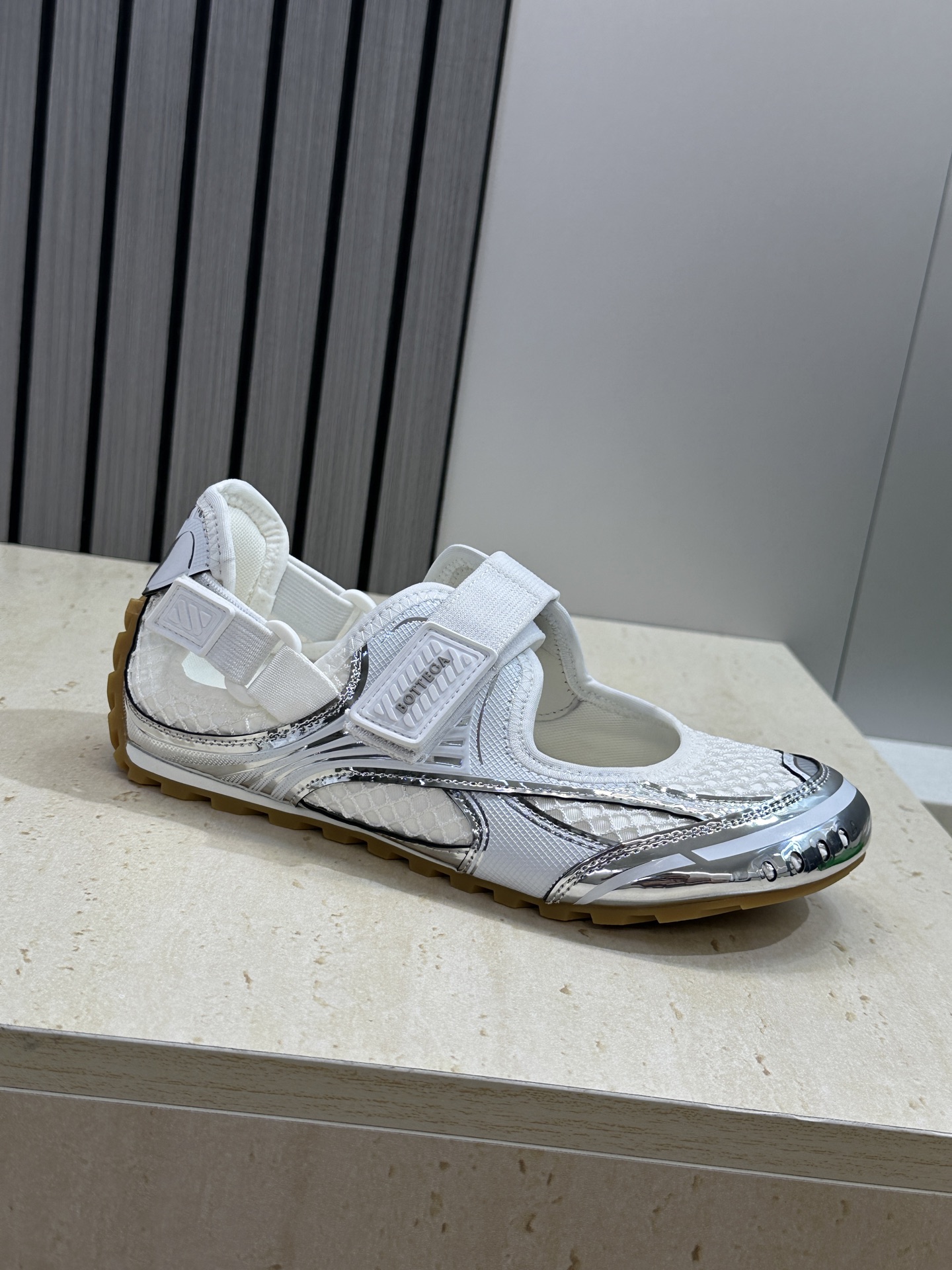 Bottega Veneta 葆蝶家2026春夏新款魔术贴复古休闲运动女鞋 BV字母logo平底圆头拼色