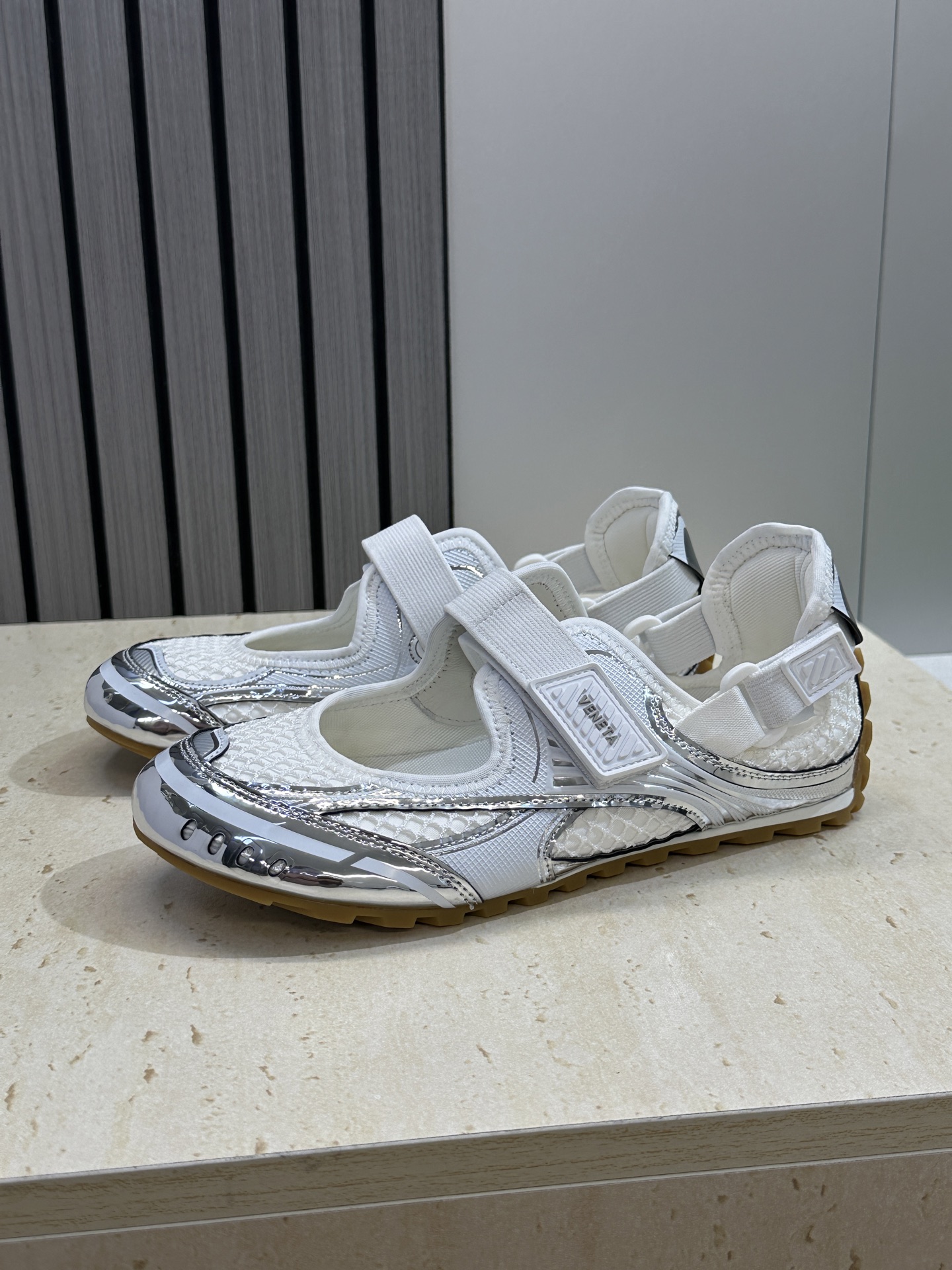 Bottega Veneta 葆蝶家2026春夏新款魔术贴复古休闲运动女鞋 BV字母logo平底圆头拼色