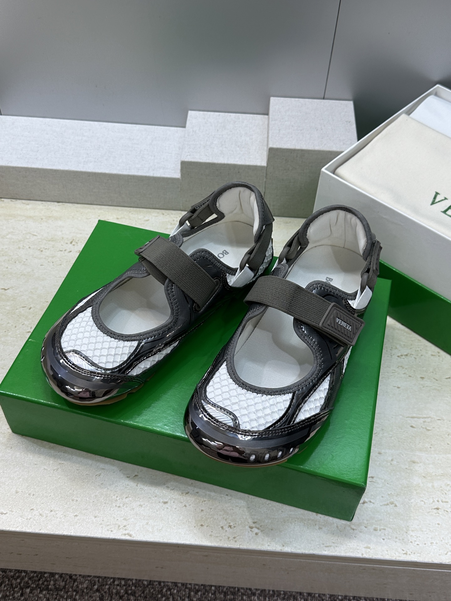 Bottega Veneta 葆蝶家2026春夏新款魔术贴复古休闲运动女鞋 BV字母logo平底圆头拼色