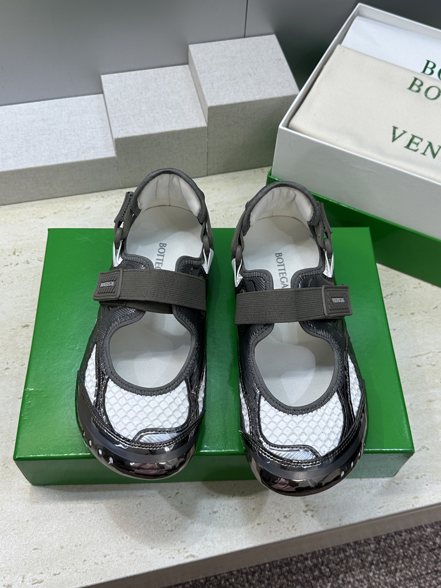Bottega Veneta 葆蝶家2026春夏新款魔术贴复古休闲运动女鞋 BV字母logo平底圆头拼色