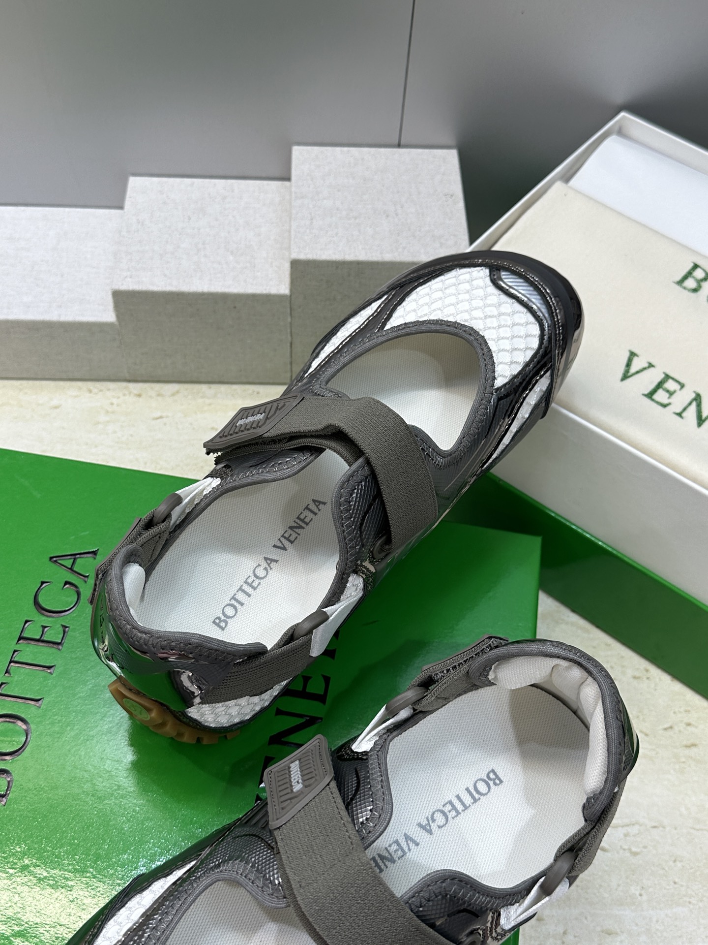 Bottega Veneta 葆蝶家2026春夏新款魔术贴复古休闲运动女鞋 BV字母logo平底圆头拼色