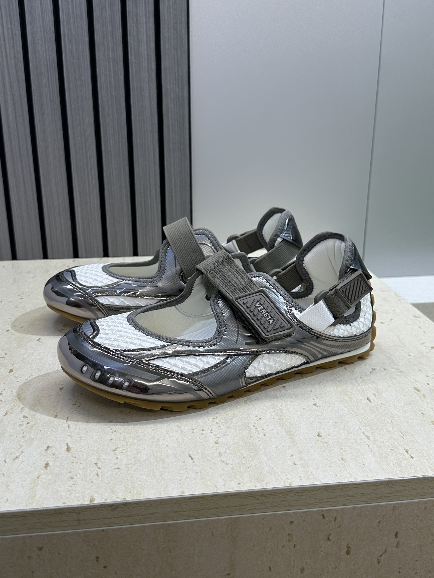 Bottega Veneta 葆蝶家2026春夏新款魔术贴复古休闲运动女鞋 BV字母logo平底圆头拼色