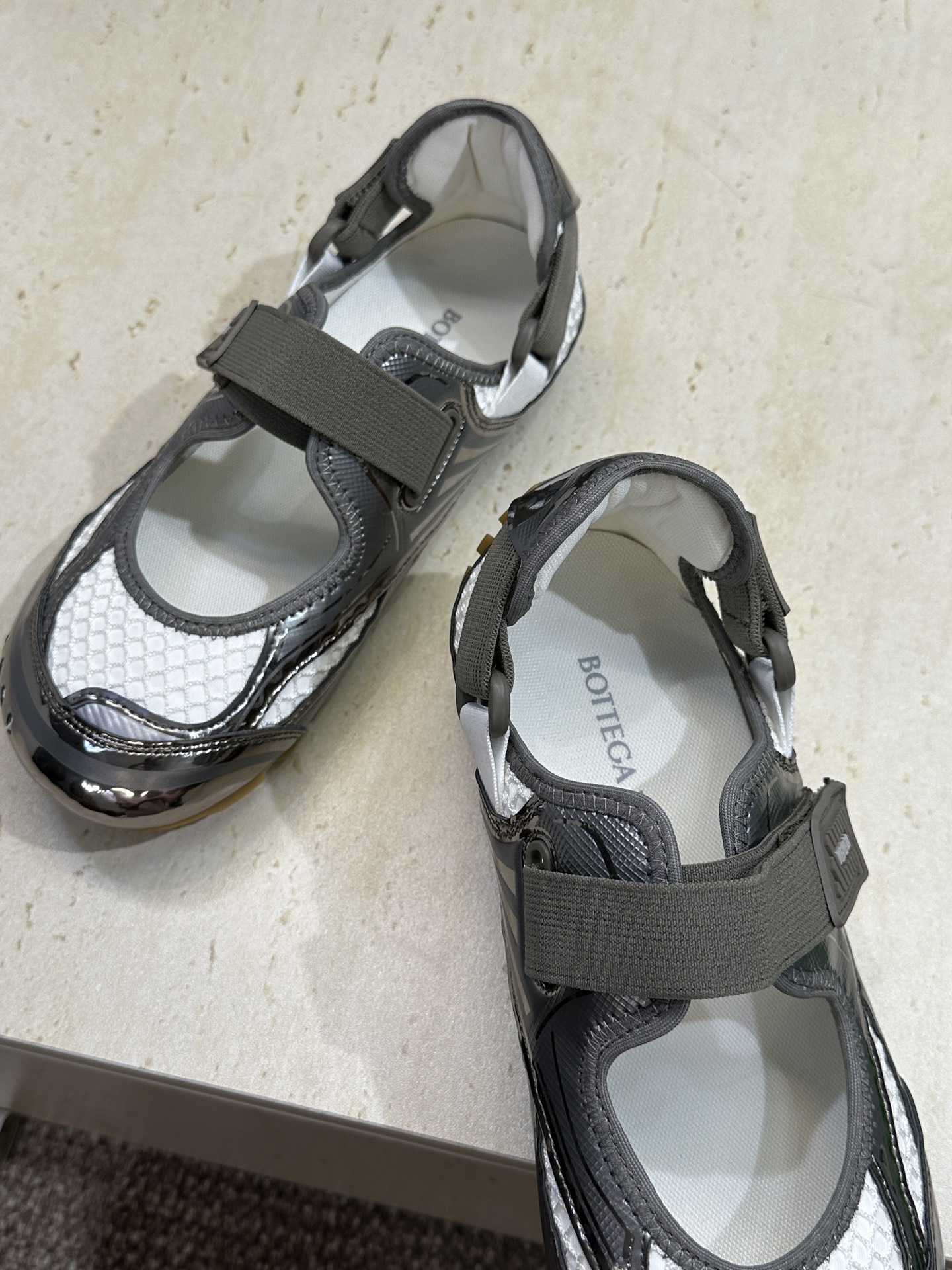 Bottega Veneta 葆蝶家2026春夏新款魔术贴复古休闲运动女鞋 BV字母logo平底圆头拼色