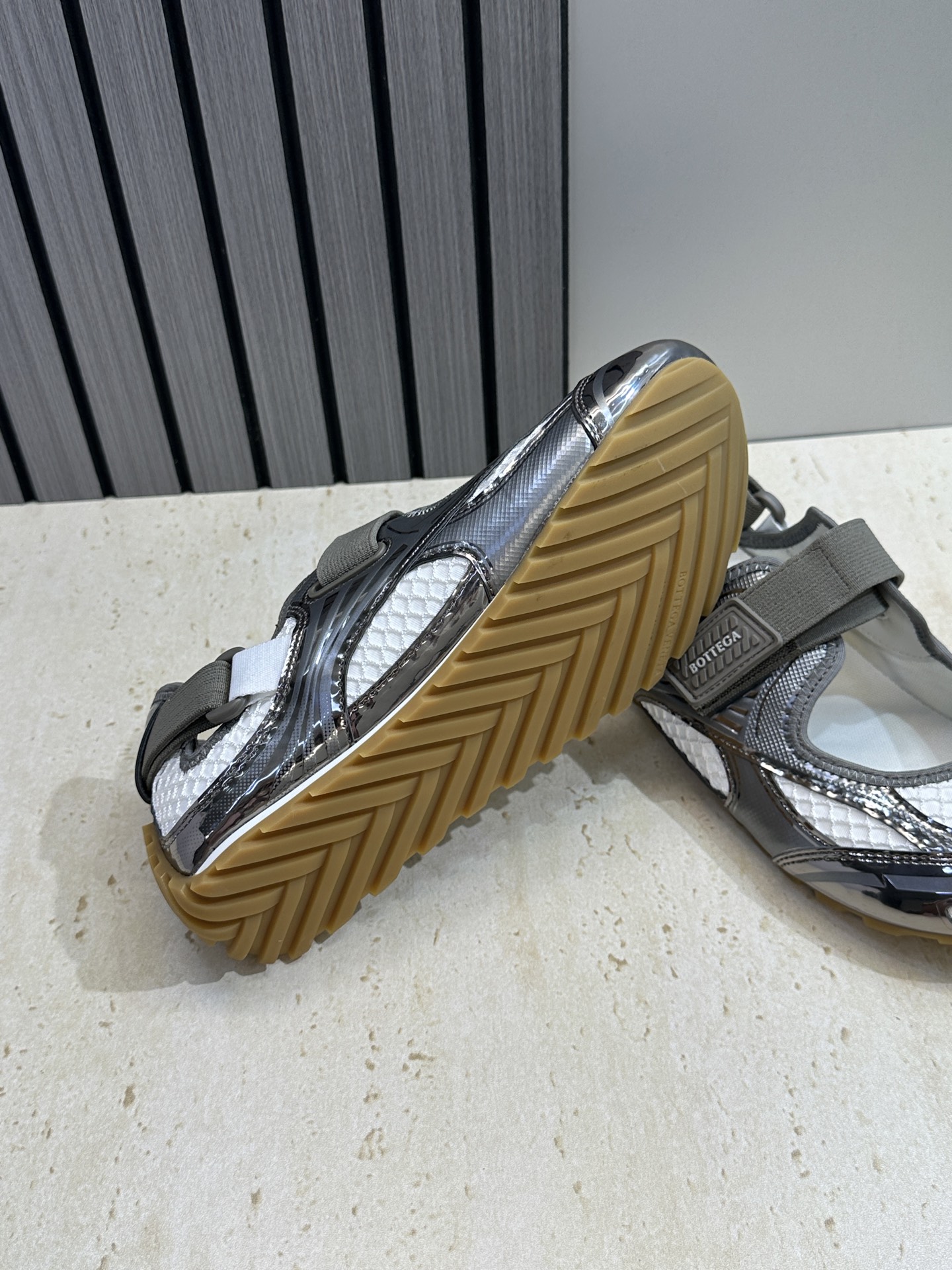 Bottega Veneta 葆蝶家2026春夏新款魔术贴复古休闲运动女鞋 BV字母logo平底圆头拼色