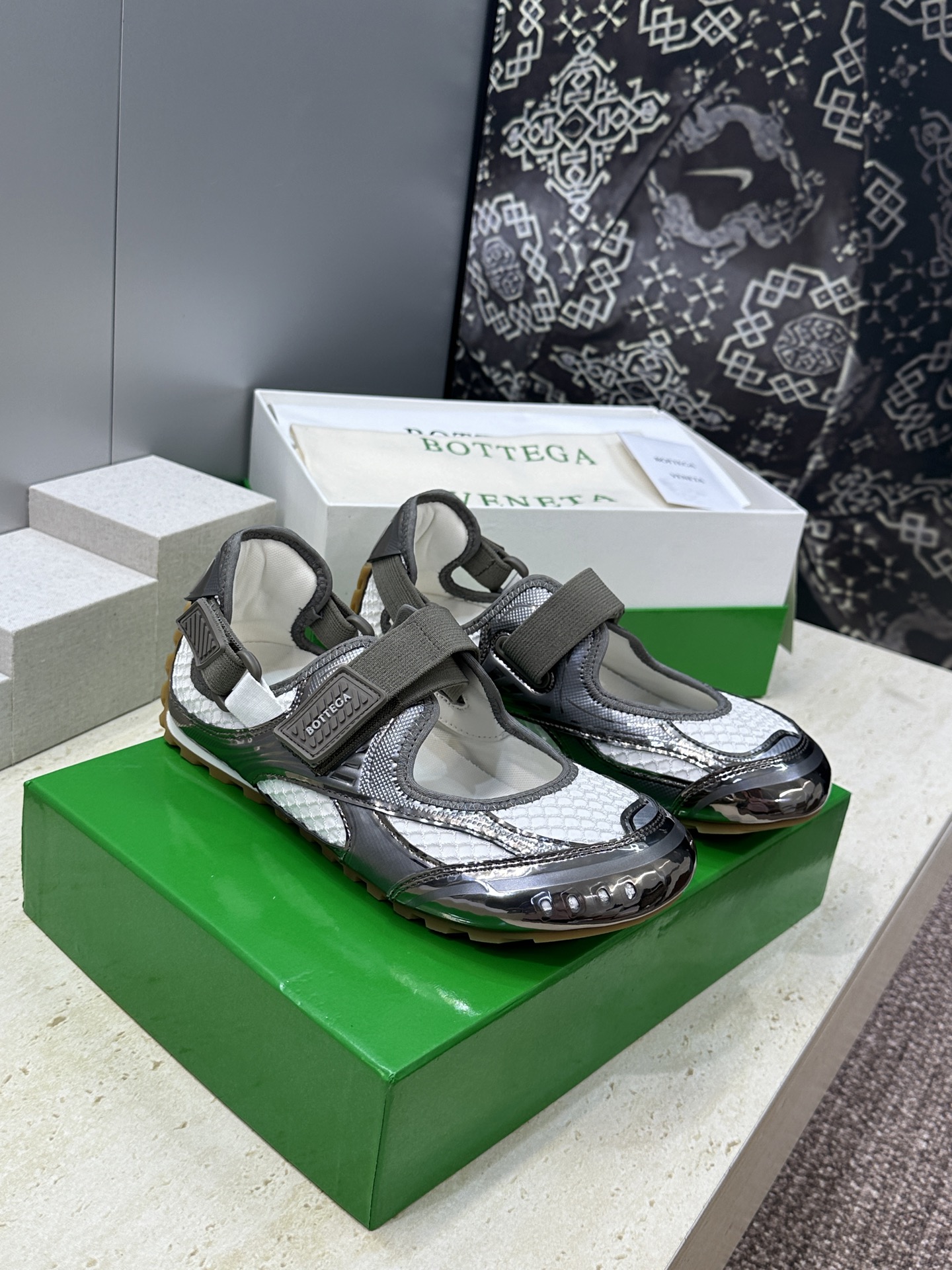 NO:819030,Bottega Veneta 2026 Spring and Summer New Velcro Retro Casual Sports Women's Shoes BV Letter Logo Flat Bottom Round Toe Color Blocking Dad Running Shoes Material: Upper original molded custom PVC film spliced with environmentally friendly breathable mesh + imported breathable mesh lining + original molded non-slip TPU outsole Size: 35-42 (40.41.42 customized non-refundable), Mary Jane, Bottega Veneta, Bottega  veneta,bottega veneta,mary jane19860909Bottega Veneta 葆蝶家2026春夏新款魔术贴复古休闲运动女鞋 BV字母logo平底圆头拼色老爹跑鞋 材质:鞋面原版开模定制PVC胶片拼接环保透气网眼布+进口透气网眼布内里+原版开模防滑TPU大底 Size : 35-42（40.41.42定制不退换）,玛丽珍,bottega veneta,bottega veneta,bottega veneta,mary jane,Women's Shoes