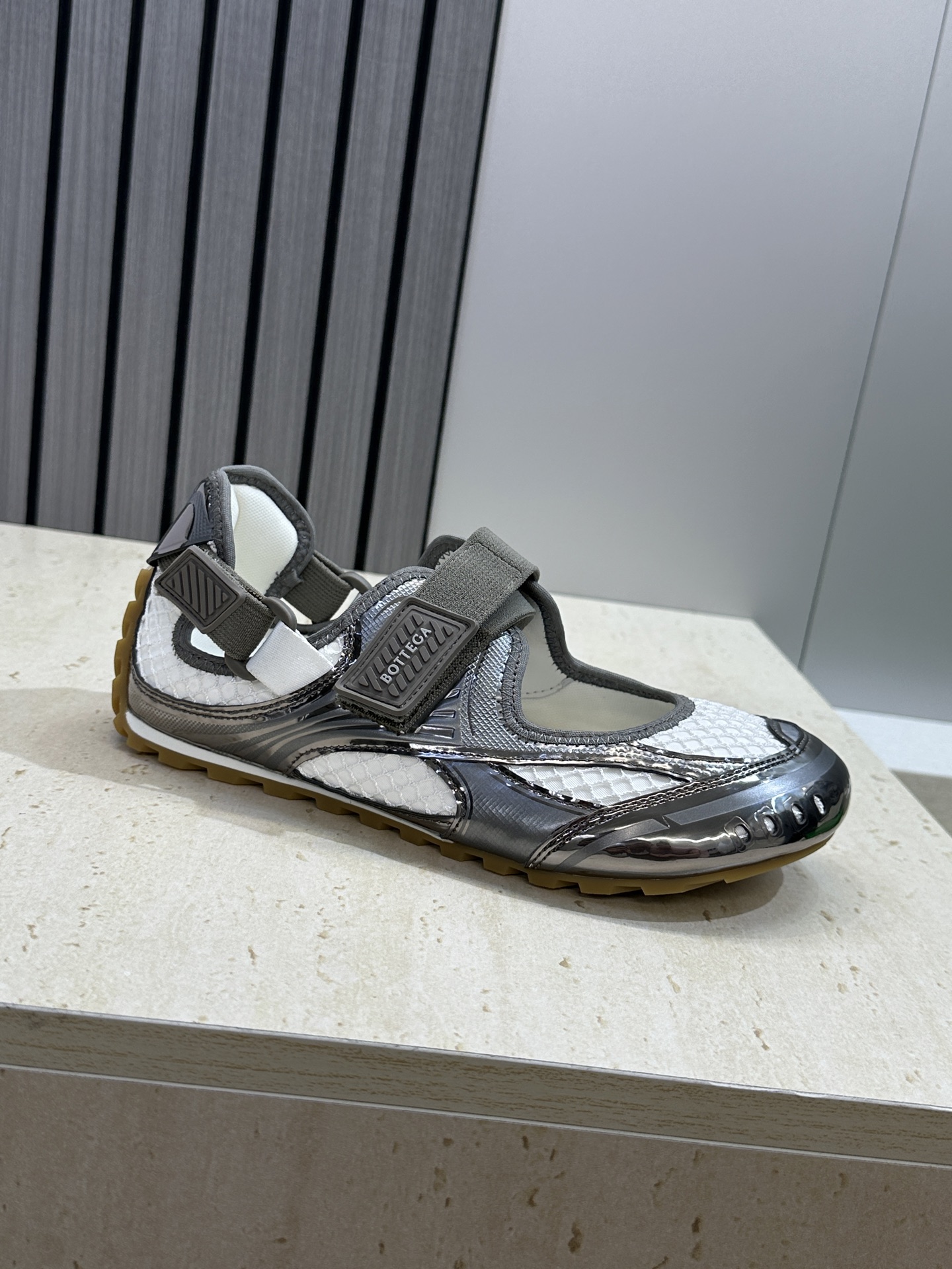 Bottega Veneta 葆蝶家2026春夏新款魔术贴复古休闲运动女鞋 BV字母logo平底圆头拼色