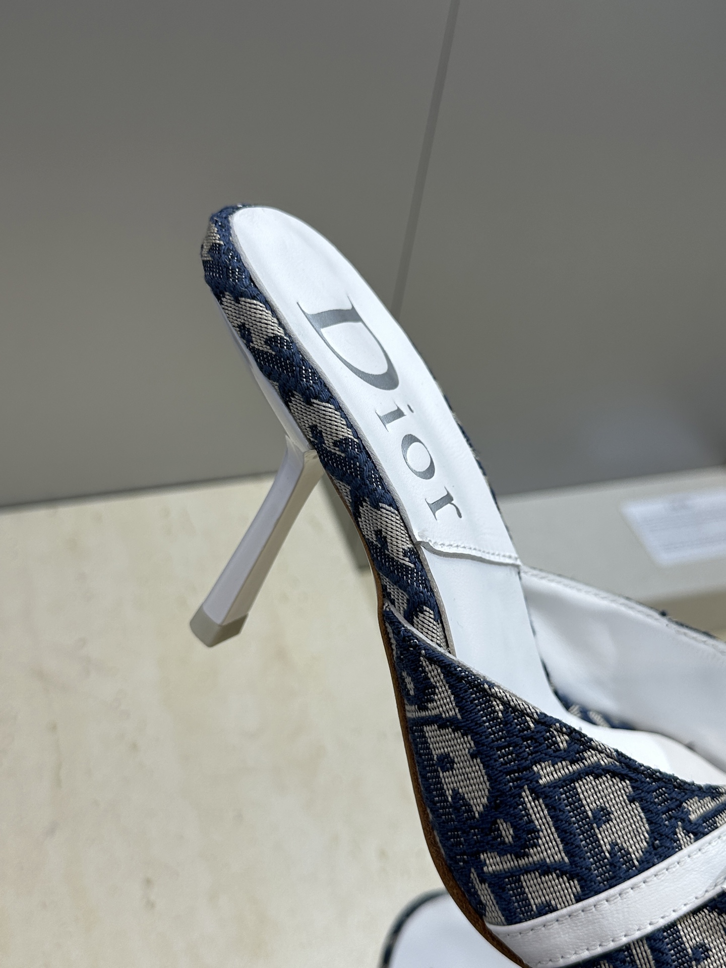 Dior 迪奥 2026春夏新款高跟蝴蝶结拼色女鞋 CD字母logo五金扣圆头露趾凉拖鞋材质：鞋面高温水