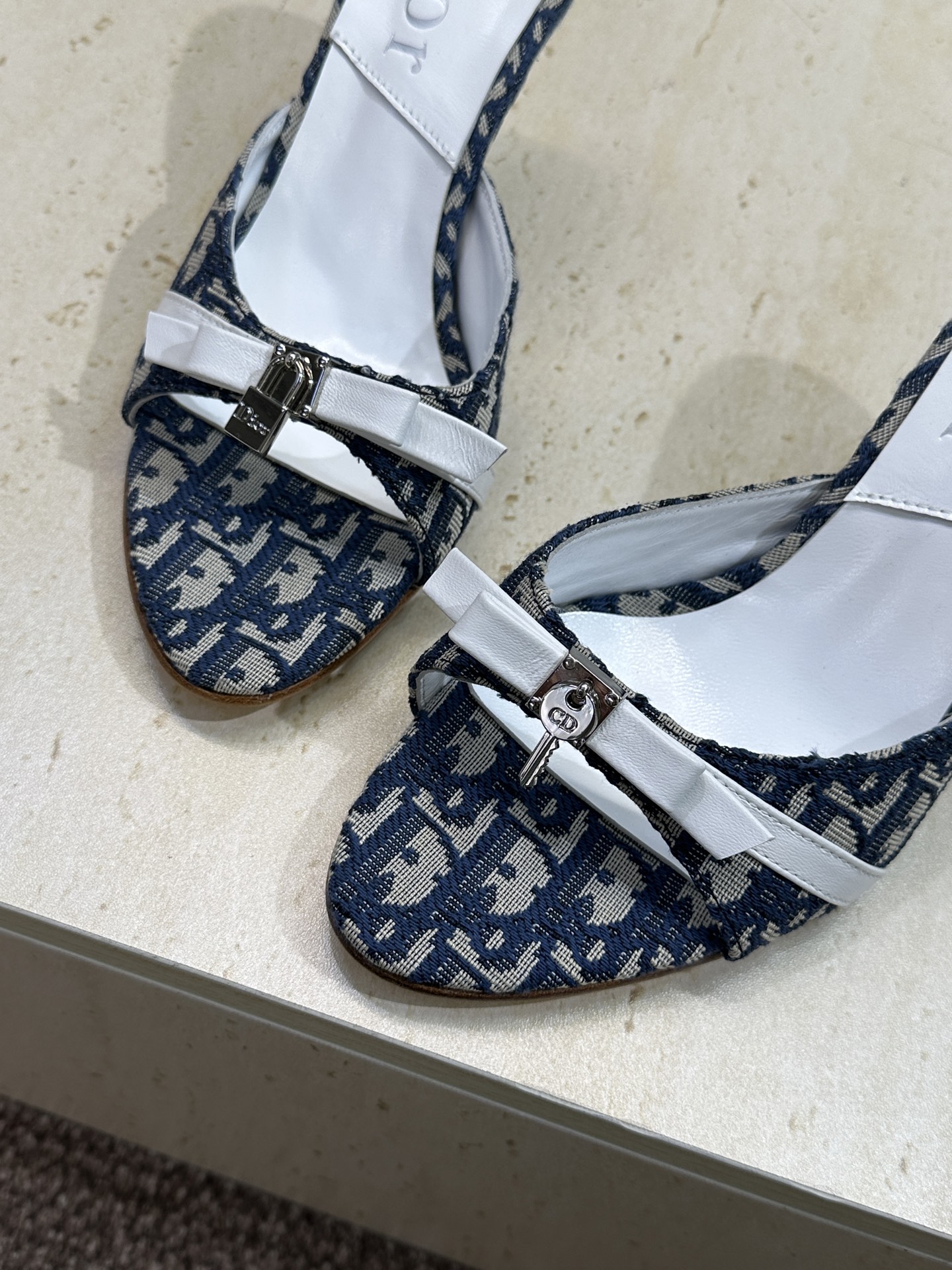 Dior 迪奥 2026春夏新款高跟蝴蝶结拼色女鞋 CD字母logo五金扣圆头露趾凉拖鞋材质：鞋面高温水
