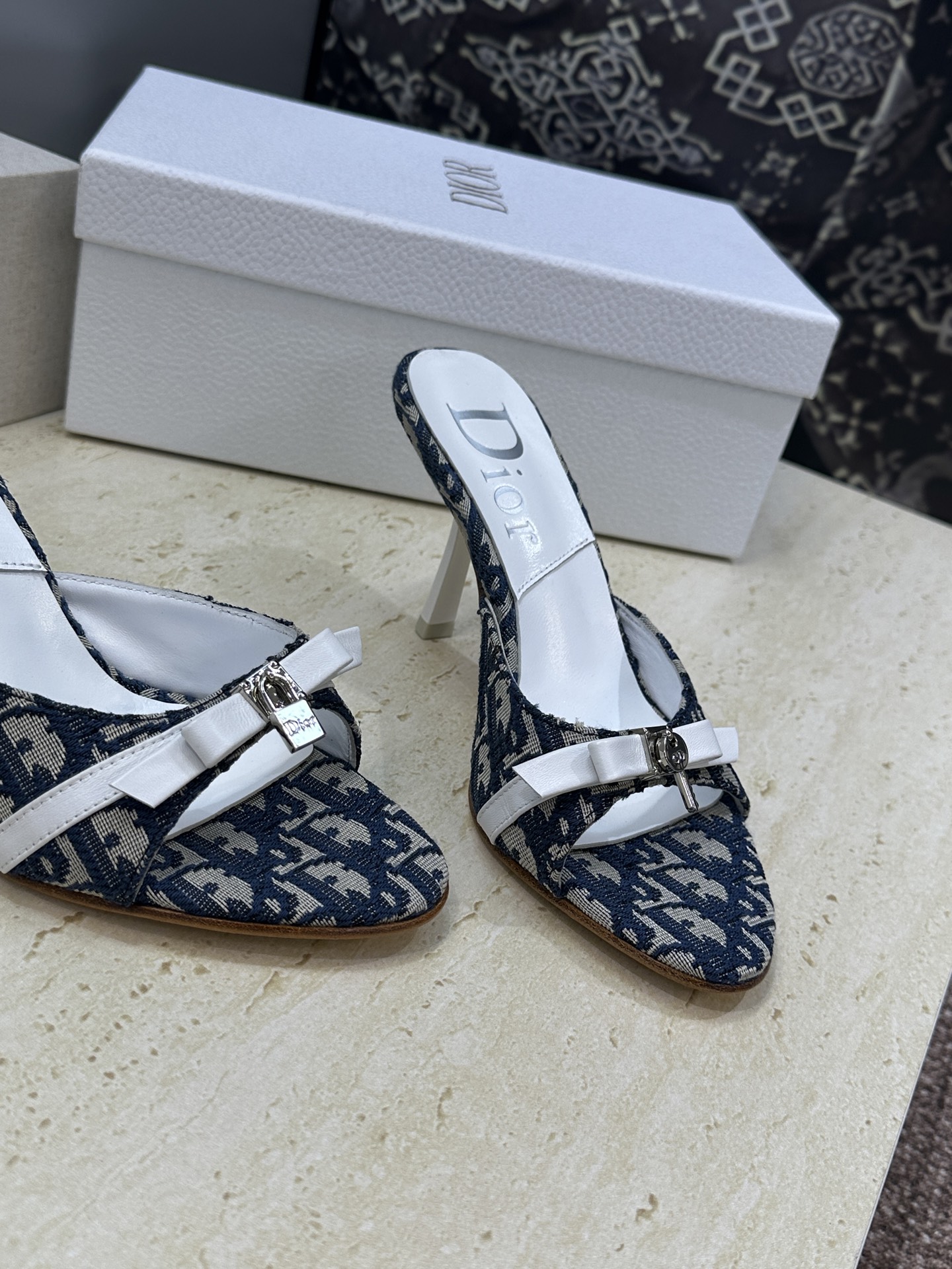 Dior 迪奥 2026春夏新款高跟蝴蝶结拼色女鞋 CD字母logo五金扣圆头露趾凉拖鞋材质：鞋面高温水