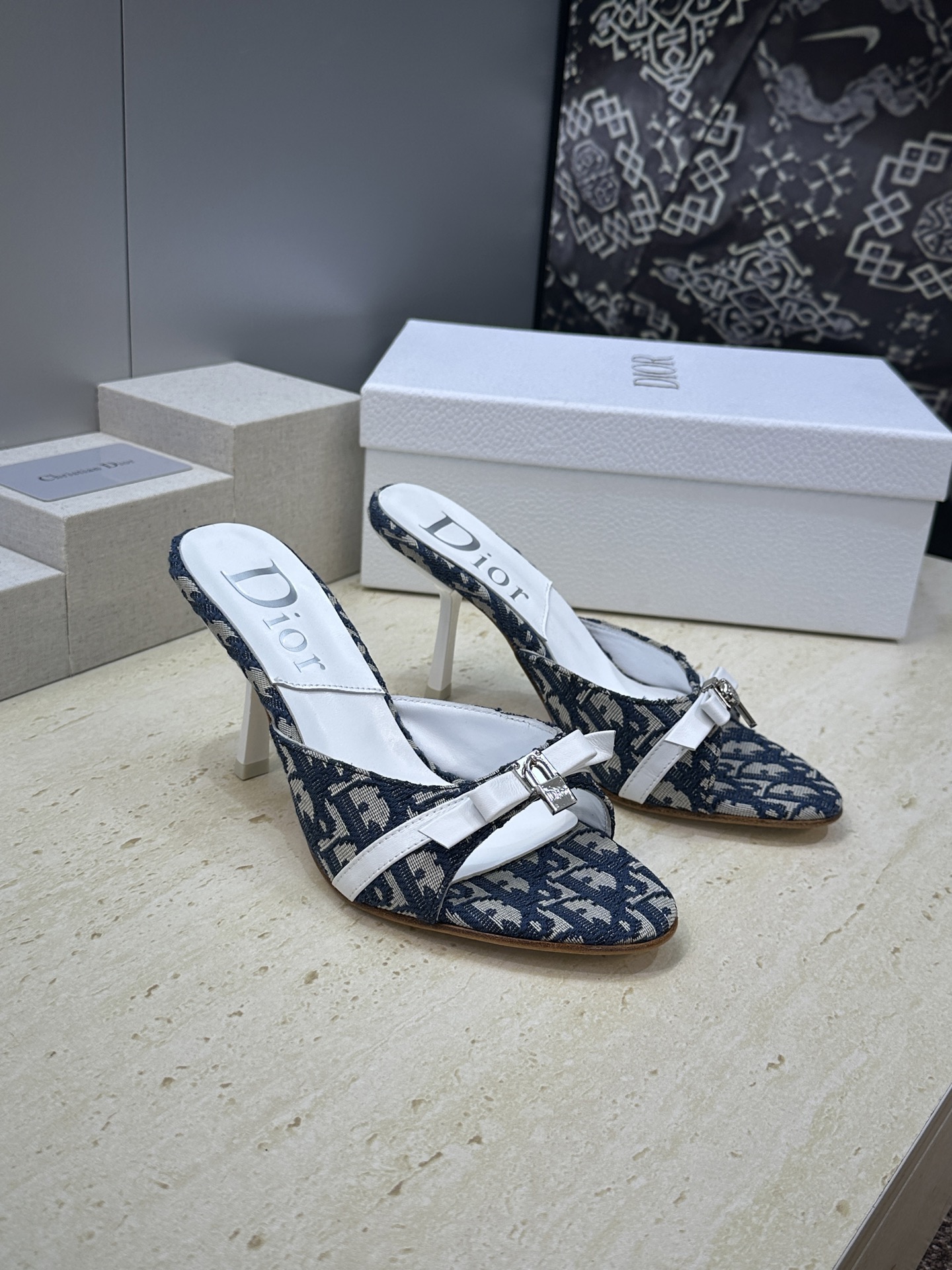 Dior 迪奥 2026春夏新款高跟蝴蝶结拼色女鞋 CD字母logo五金扣圆头露趾凉拖鞋材质：鞋面高温水