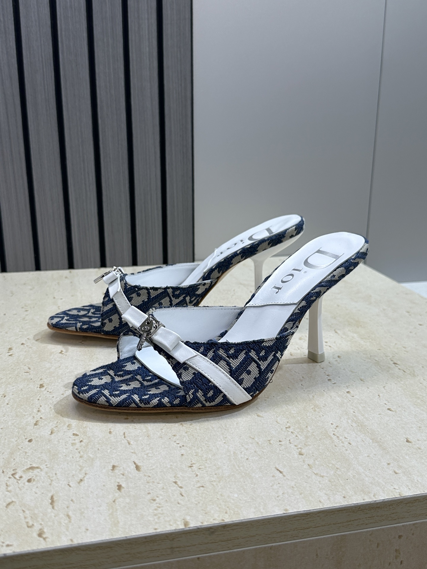 Dior 迪奥 2026春夏新款高跟蝴蝶结拼色女鞋 CD字母logo五金扣圆头露趾凉拖鞋材质：鞋面高温水