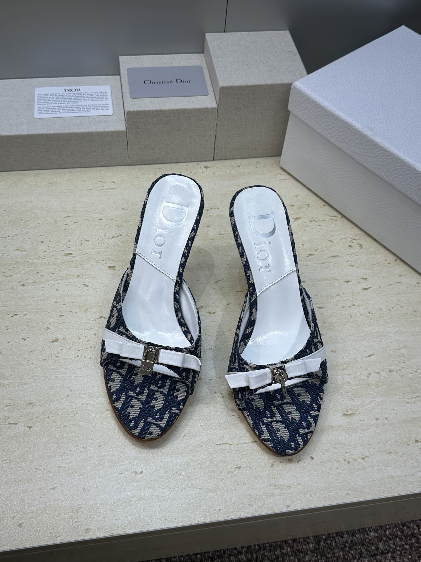 Dior 迪奥 2026春夏新款高跟蝴蝶结拼色女鞋 CD字母logo五金扣圆头露趾凉拖鞋材质：鞋面高温水