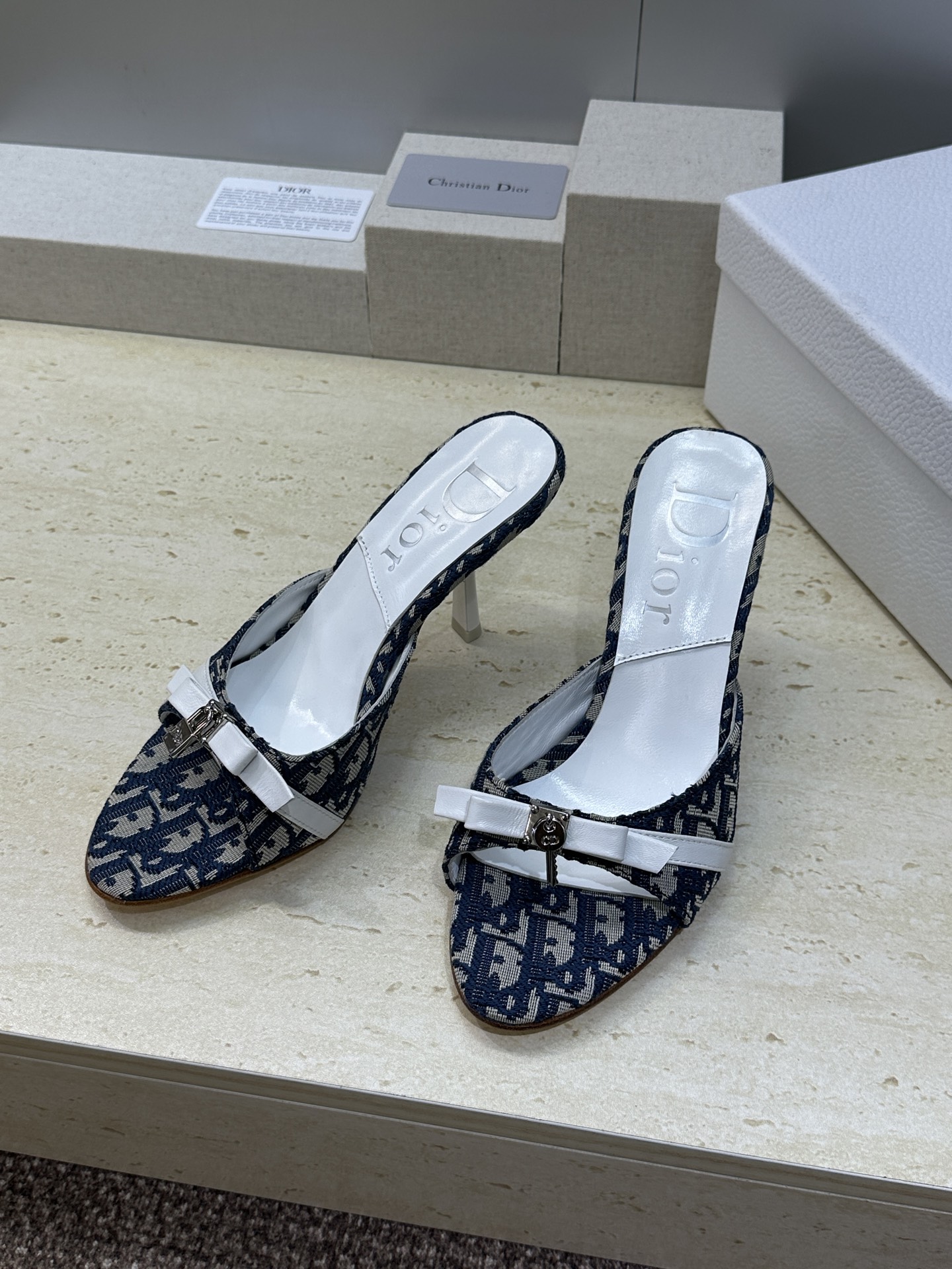 Dior 迪奥 2026春夏新款高跟蝴蝶结拼色女鞋 CD字母logo五金扣圆头露趾凉拖鞋材质：鞋面高温水