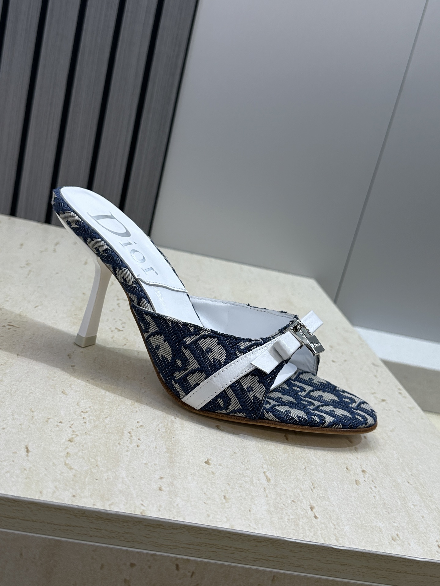 Dior 迪奥 2026春夏新款高跟蝴蝶结拼色女鞋 CD字母logo五金扣圆头露趾凉拖鞋材质：鞋面高温水