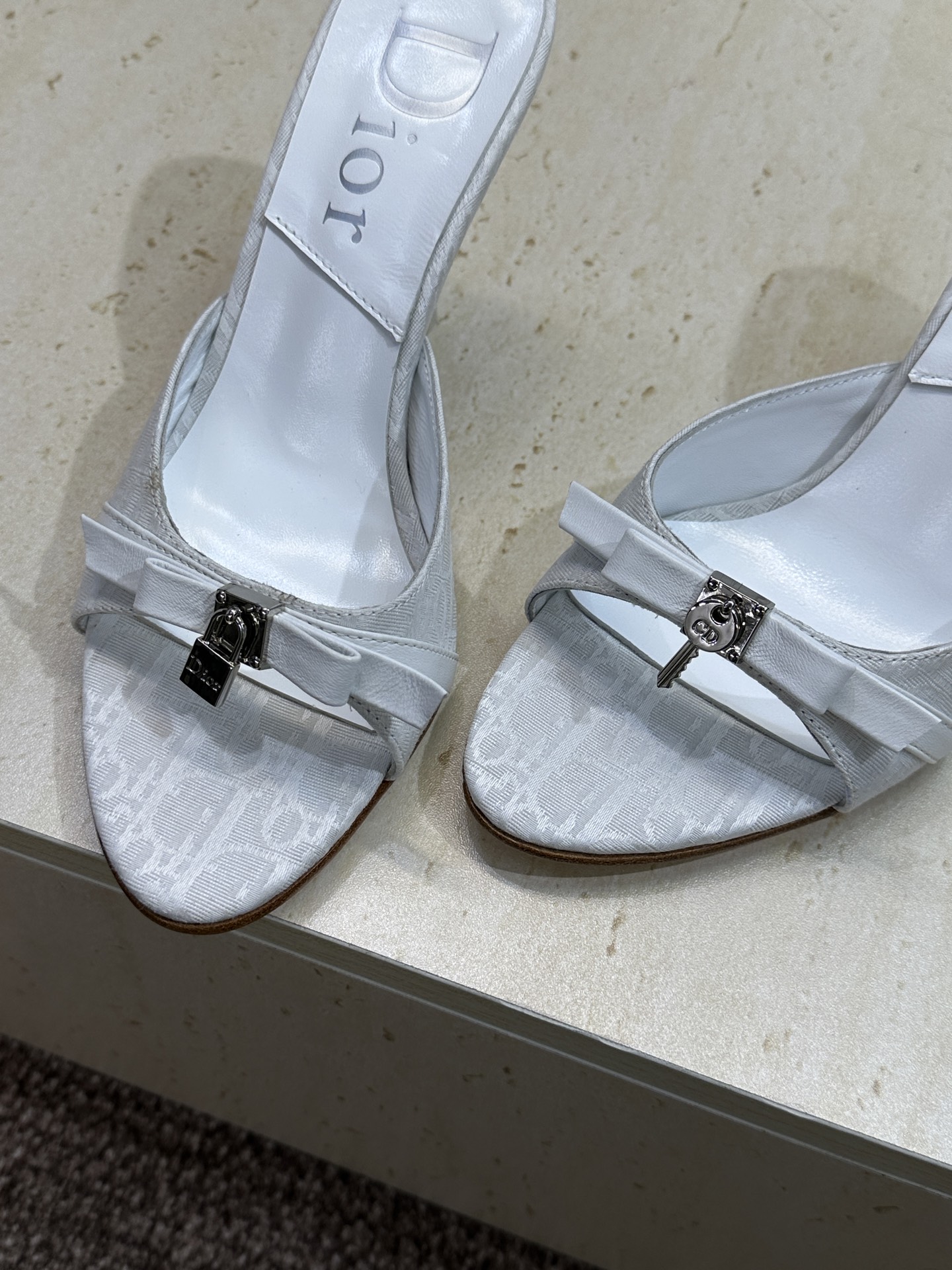 Dior 迪奥 2026春夏新款高跟蝴蝶结拼色女鞋 CD字母logo五金扣圆头露趾凉拖鞋材质：鞋面高温水