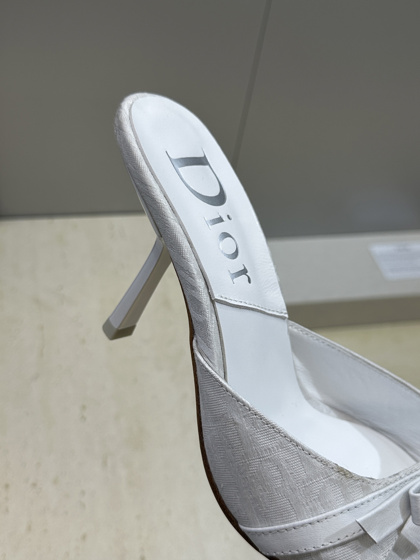 Dior 迪奥 2026春夏新款高跟蝴蝶结拼色女鞋 CD字母logo五金扣圆头露趾凉拖鞋材质：鞋面高温水
