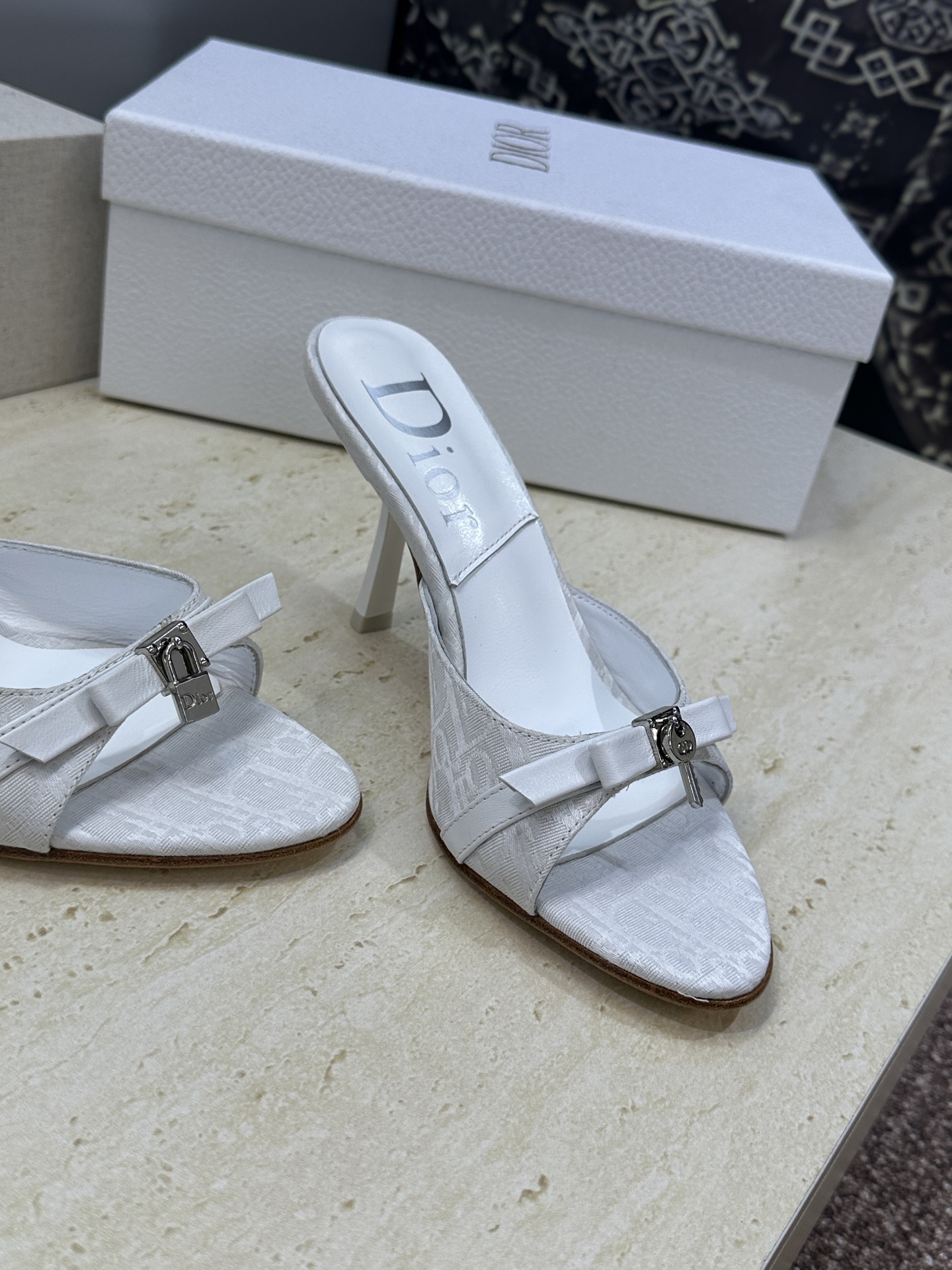 Dior 迪奥 2026春夏新款高跟蝴蝶结拼色女鞋 CD字母logo五金扣圆头露趾凉拖鞋材质：鞋面高温水