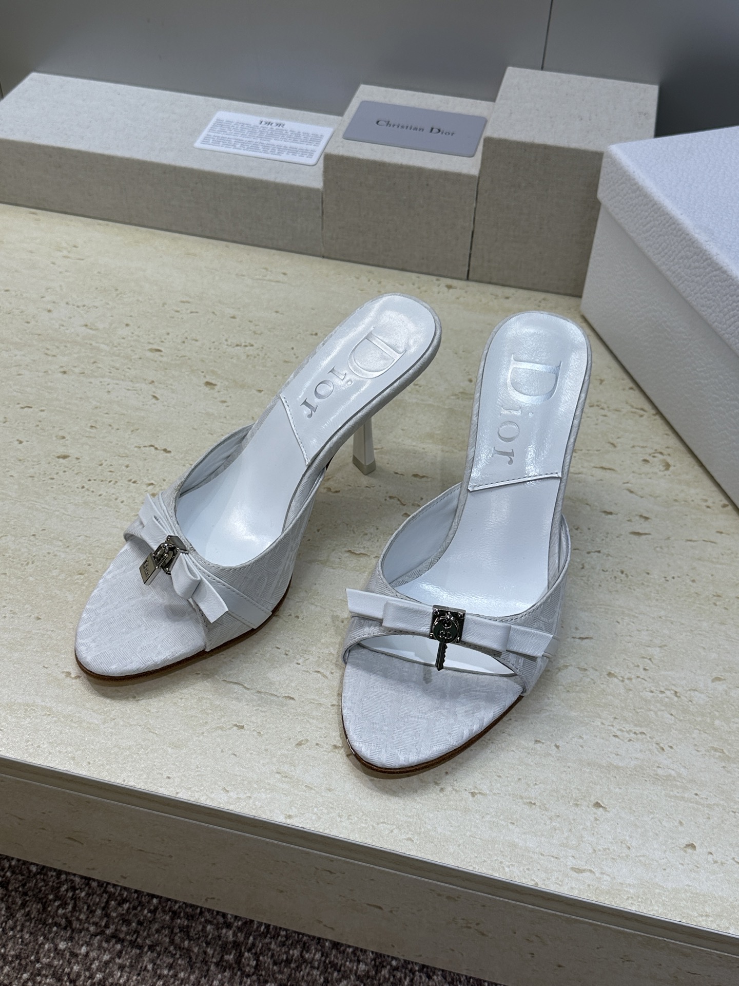 Dior 迪奥 2026春夏新款高跟蝴蝶结拼色女鞋 CD字母logo五金扣圆头露趾凉拖鞋材质：鞋面高温水