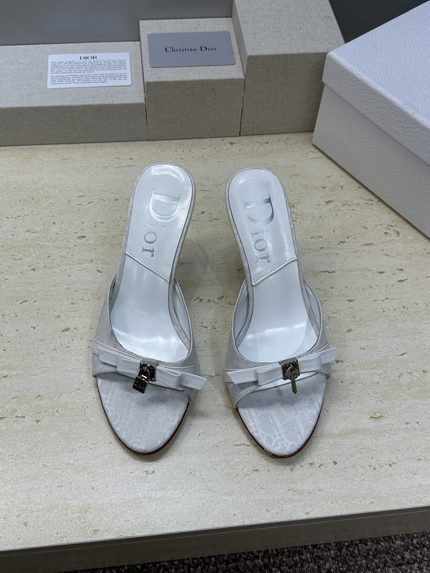 Dior 迪奥 2026春夏新款高跟蝴蝶结拼色女鞋 CD字母logo五金扣圆头露趾凉拖鞋材质：鞋面高温水