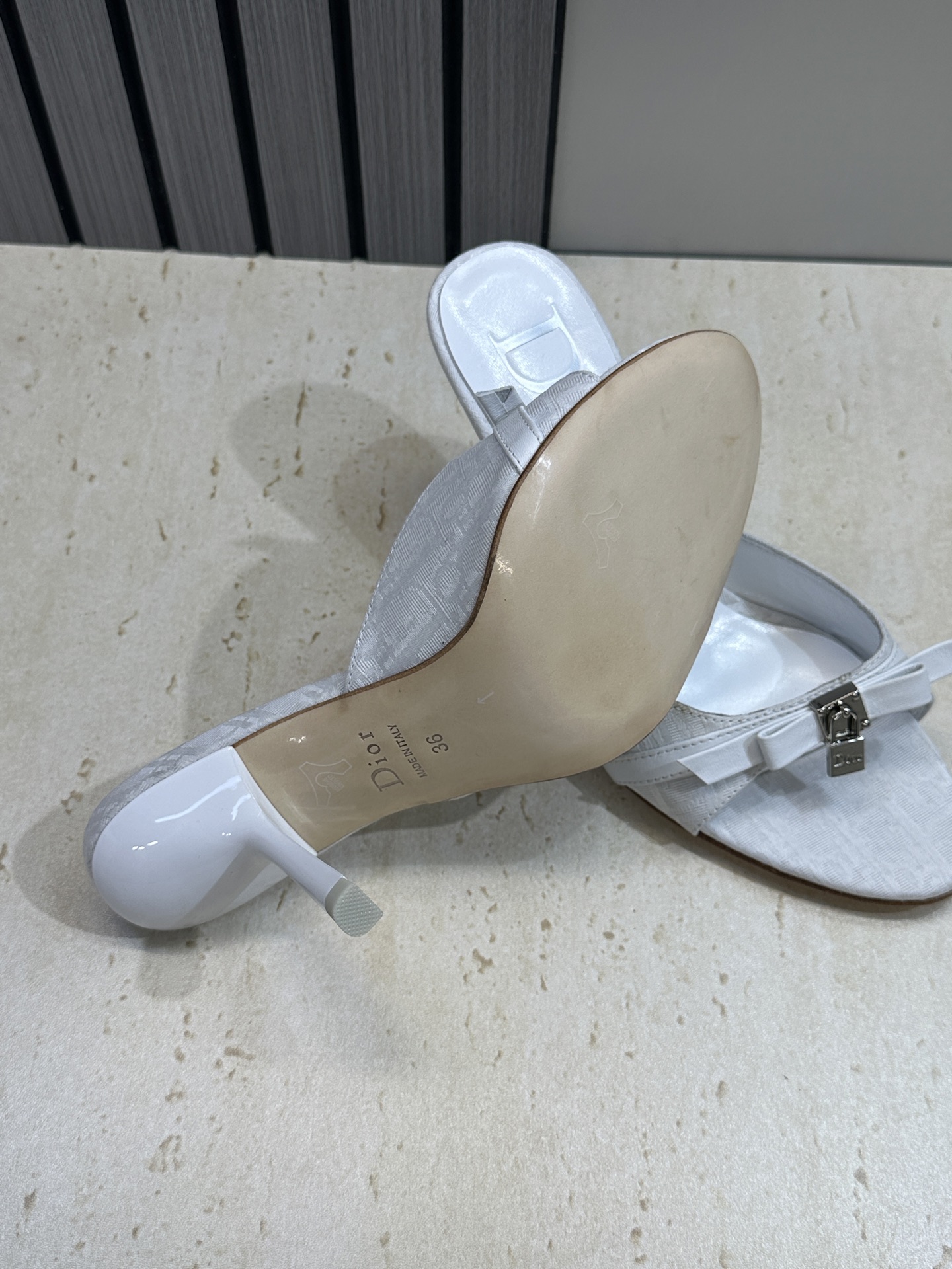 Dior 迪奥 2026春夏新款高跟蝴蝶结拼色女鞋 CD字母logo五金扣圆头露趾凉拖鞋材质：鞋面高温水