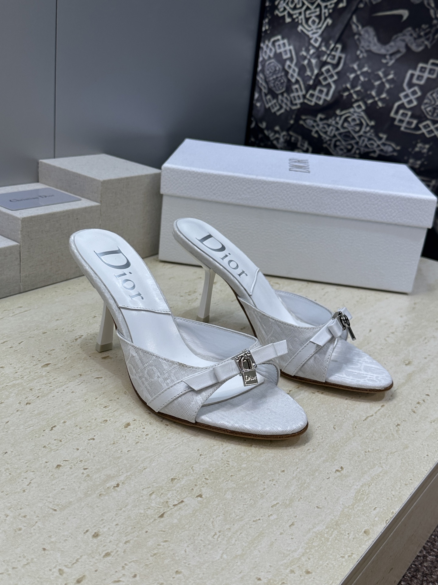 Dior 迪奥 2026春夏新款高跟蝴蝶结拼色女鞋 CD字母logo五金扣圆头露趾凉拖鞋材质：鞋面高温水