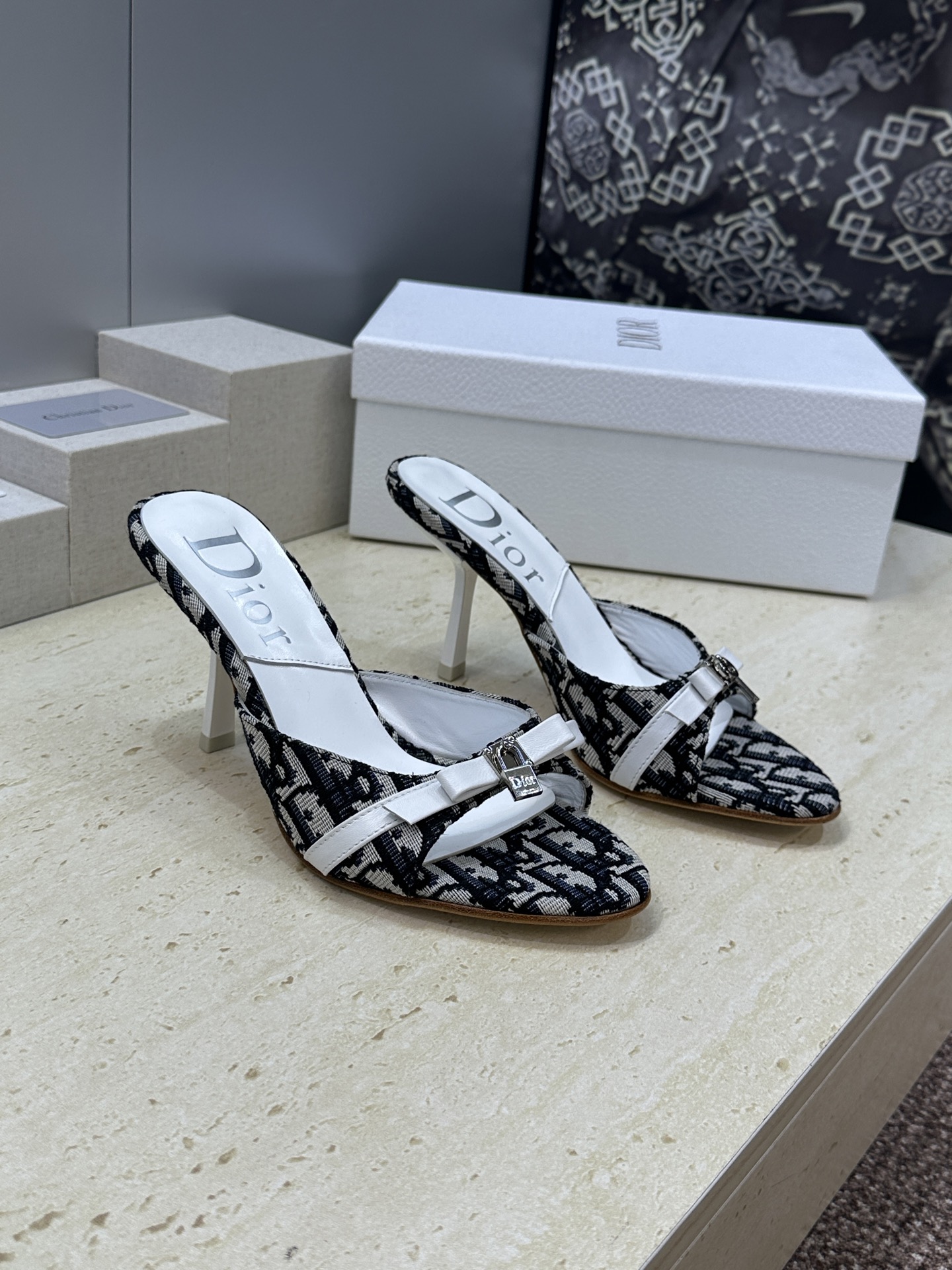 Dior 迪奥 2026春夏新款高跟蝴蝶结拼色女鞋 CD字母logo五金扣圆头露趾凉拖鞋材质：鞋面高温水
