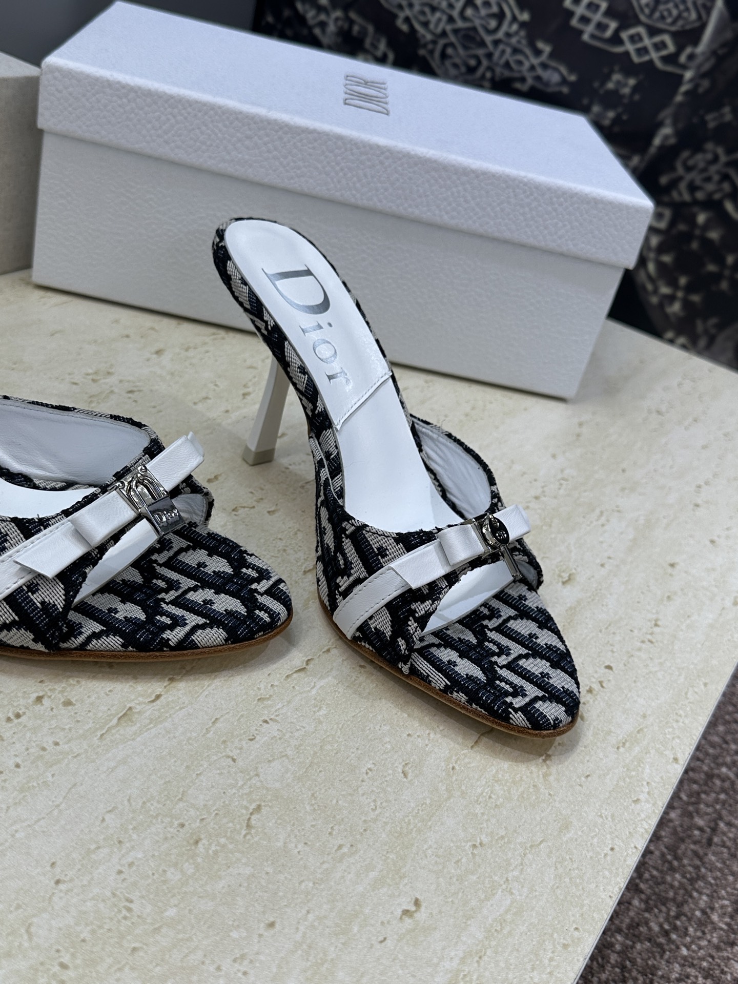 Dior 迪奥 2026春夏新款高跟蝴蝶结拼色女鞋 CD字母logo五金扣圆头露趾凉拖鞋材质：鞋面高温水