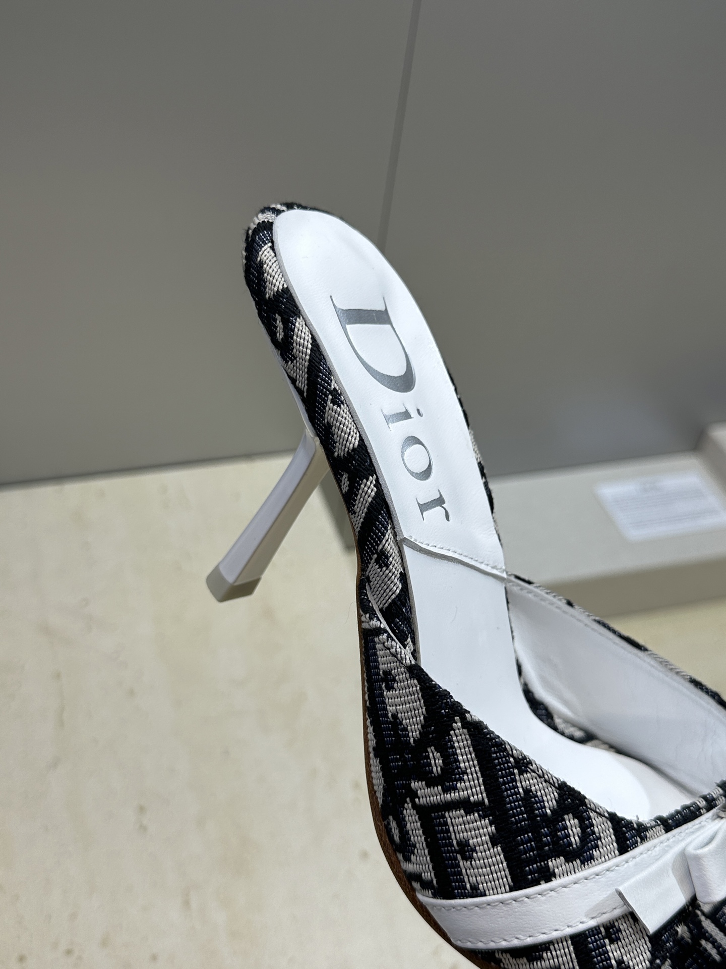 Dior 迪奥 2026春夏新款高跟蝴蝶结拼色女鞋 CD字母logo五金扣圆头露趾凉拖鞋材质：鞋面高温水