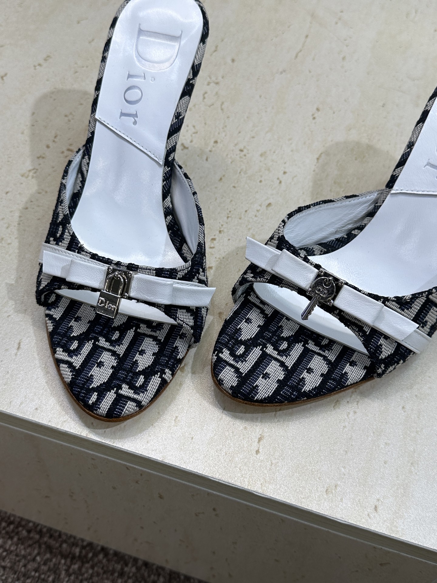 Dior 迪奥 2026春夏新款高跟蝴蝶结拼色女鞋 CD字母logo五金扣圆头露趾凉拖鞋材质：鞋面高温水