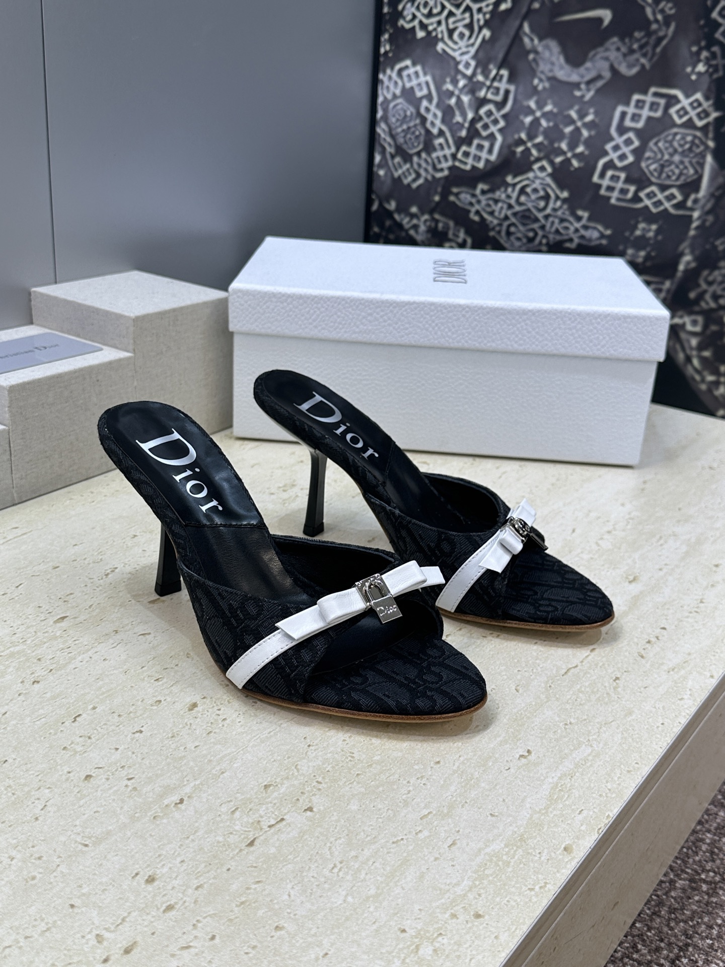 Dior 迪奥 2026春夏新款高跟蝴蝶结拼色女鞋 CD字母logo五金扣圆头露趾凉拖鞋材质：鞋面高温水