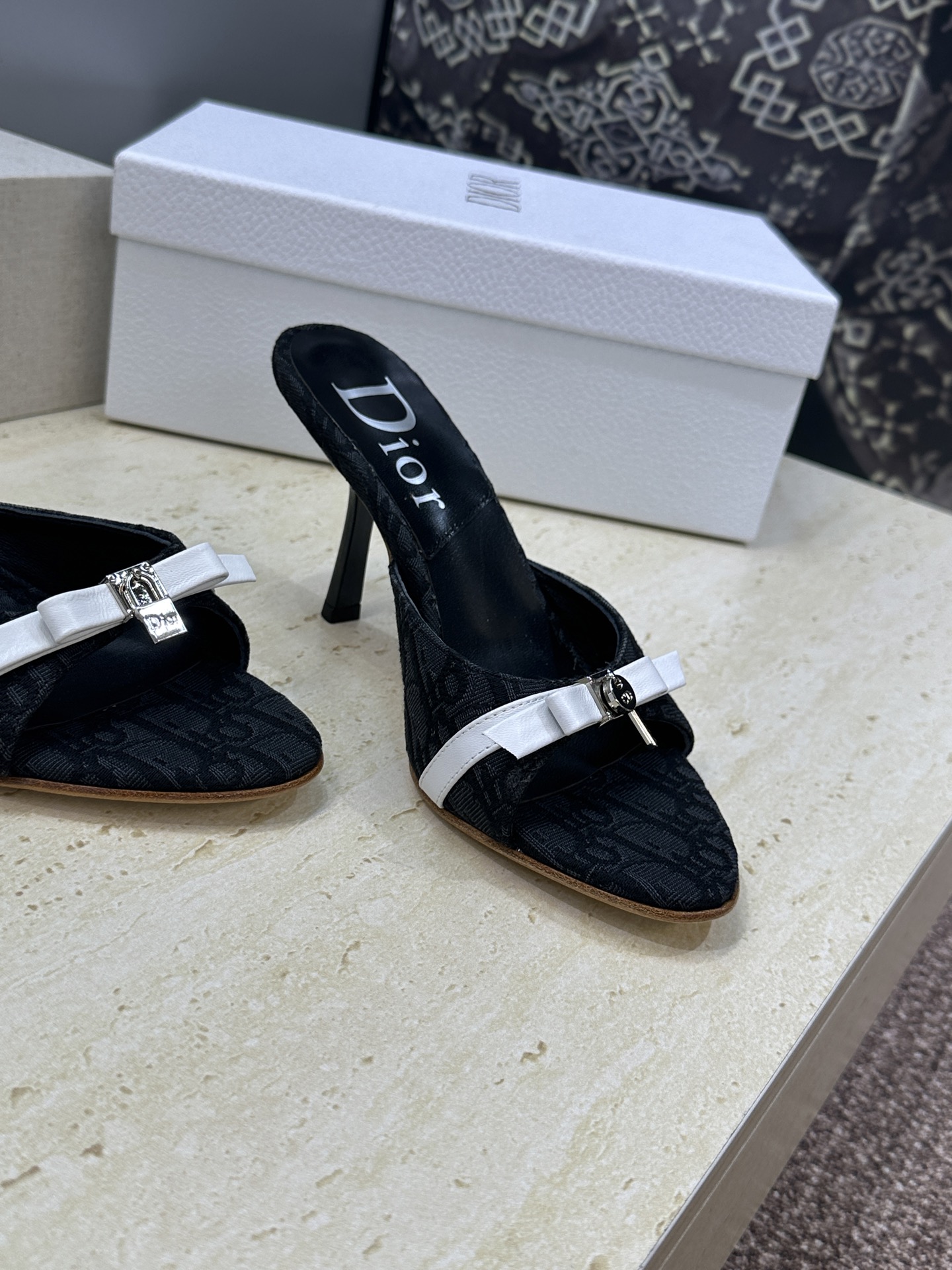 Dior 迪奥 2026春夏新款高跟蝴蝶结拼色女鞋 CD字母logo五金扣圆头露趾凉拖鞋材质：鞋面高温水