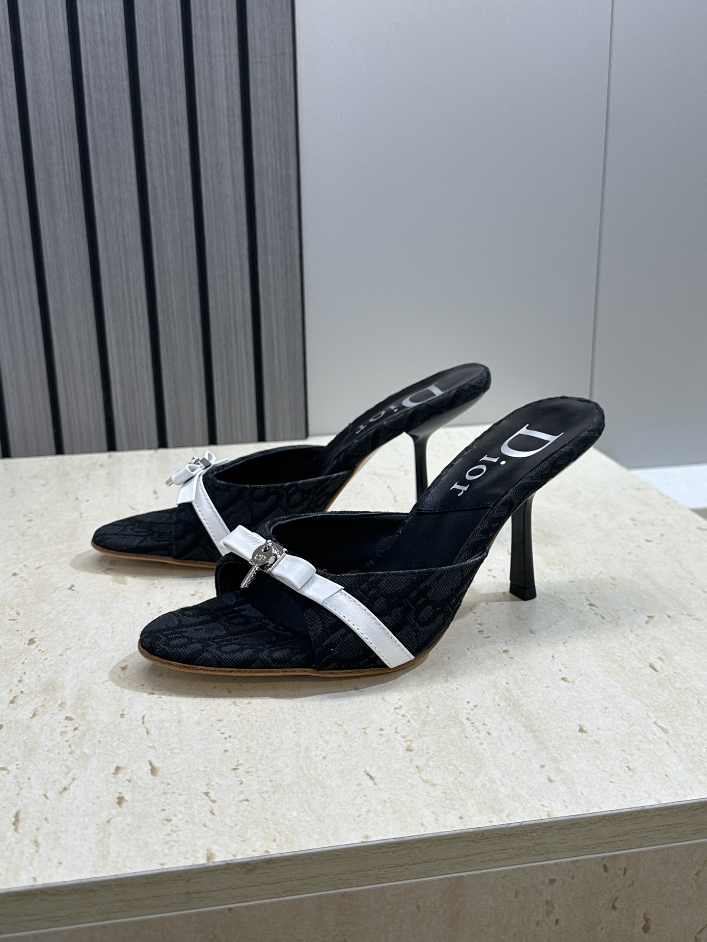 Dior 迪奥 2026春夏新款高跟蝴蝶结拼色女鞋 CD字母logo五金扣圆头露趾凉拖鞋材质：鞋面高温水