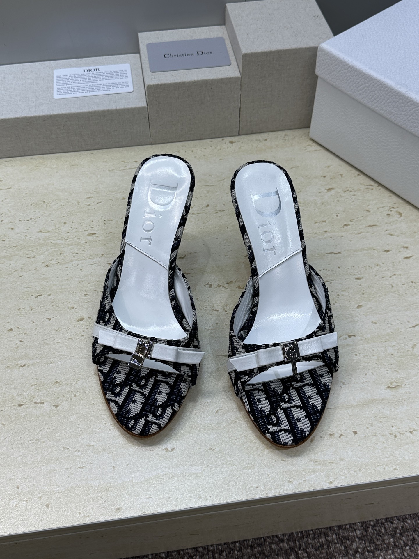 Dior 迪奥 2026春夏新款高跟蝴蝶结拼色女鞋 CD字母logo五金扣圆头露趾凉拖鞋材质：鞋面高温水