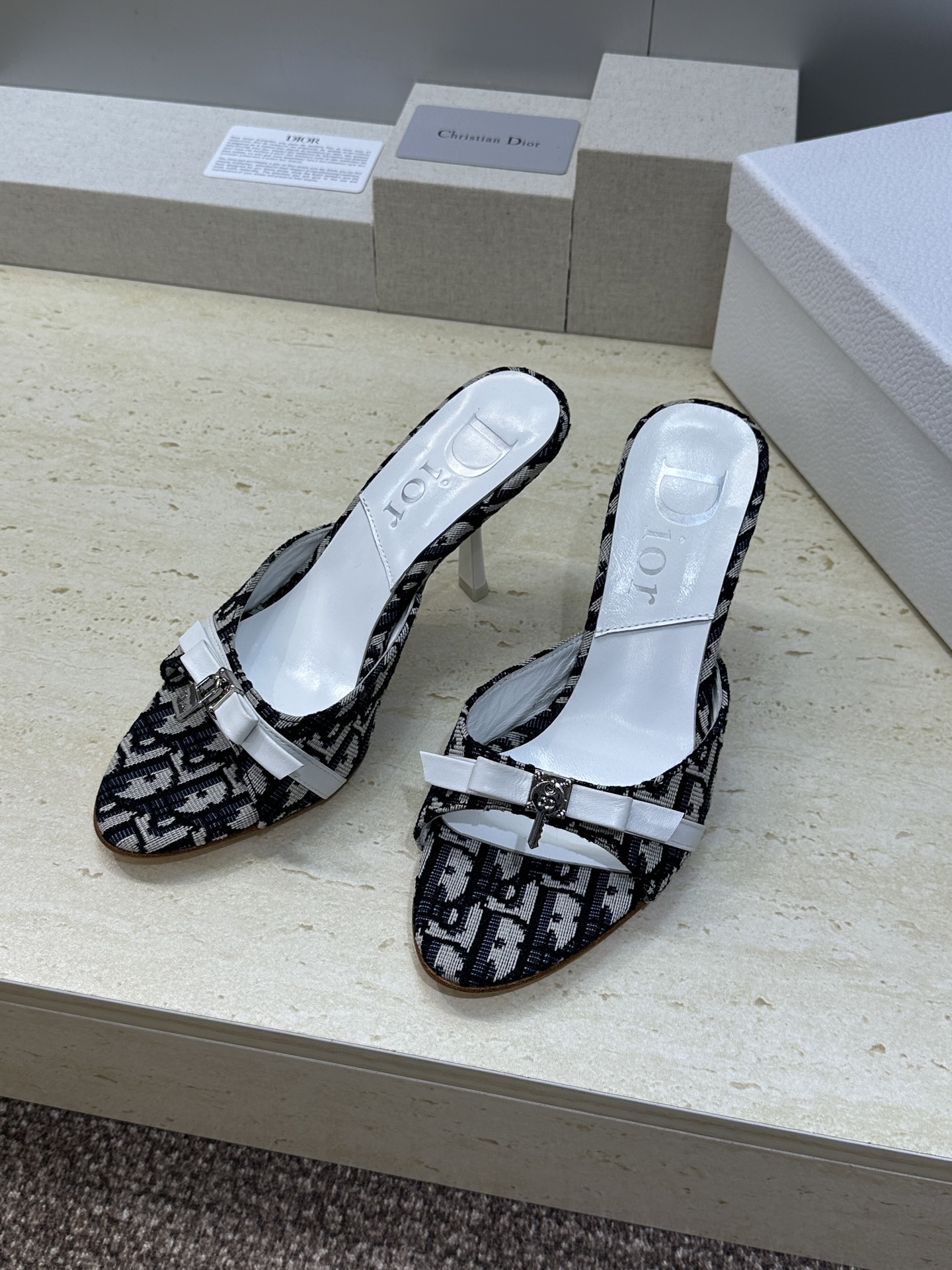 Dior 迪奥 2026春夏新款高跟蝴蝶结拼色女鞋 CD字母logo五金扣圆头露趾凉拖鞋材质：鞋面高温水