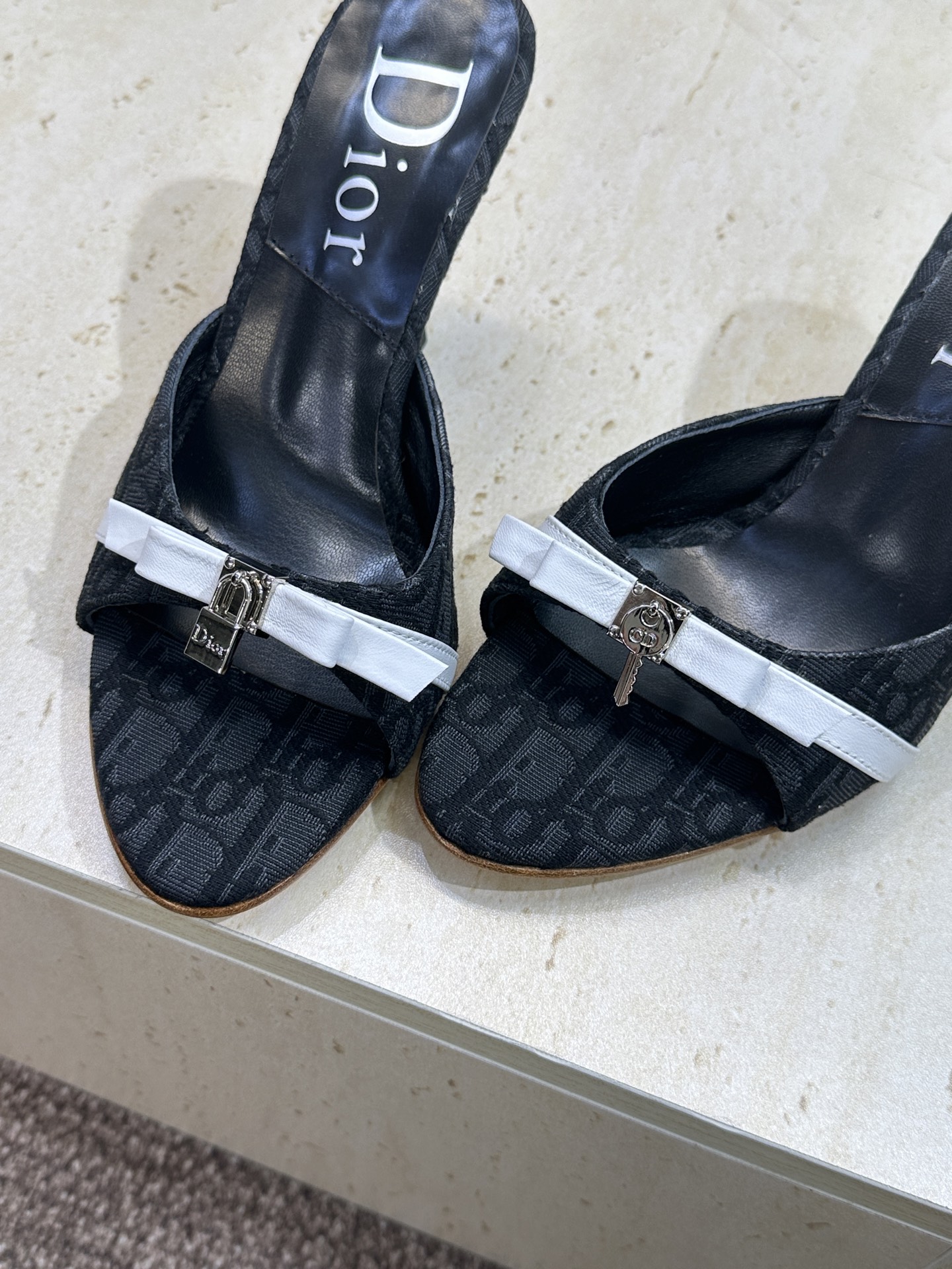 Dior 迪奥 2026春夏新款高跟蝴蝶结拼色女鞋 CD字母logo五金扣圆头露趾凉拖鞋材质：鞋面高温水