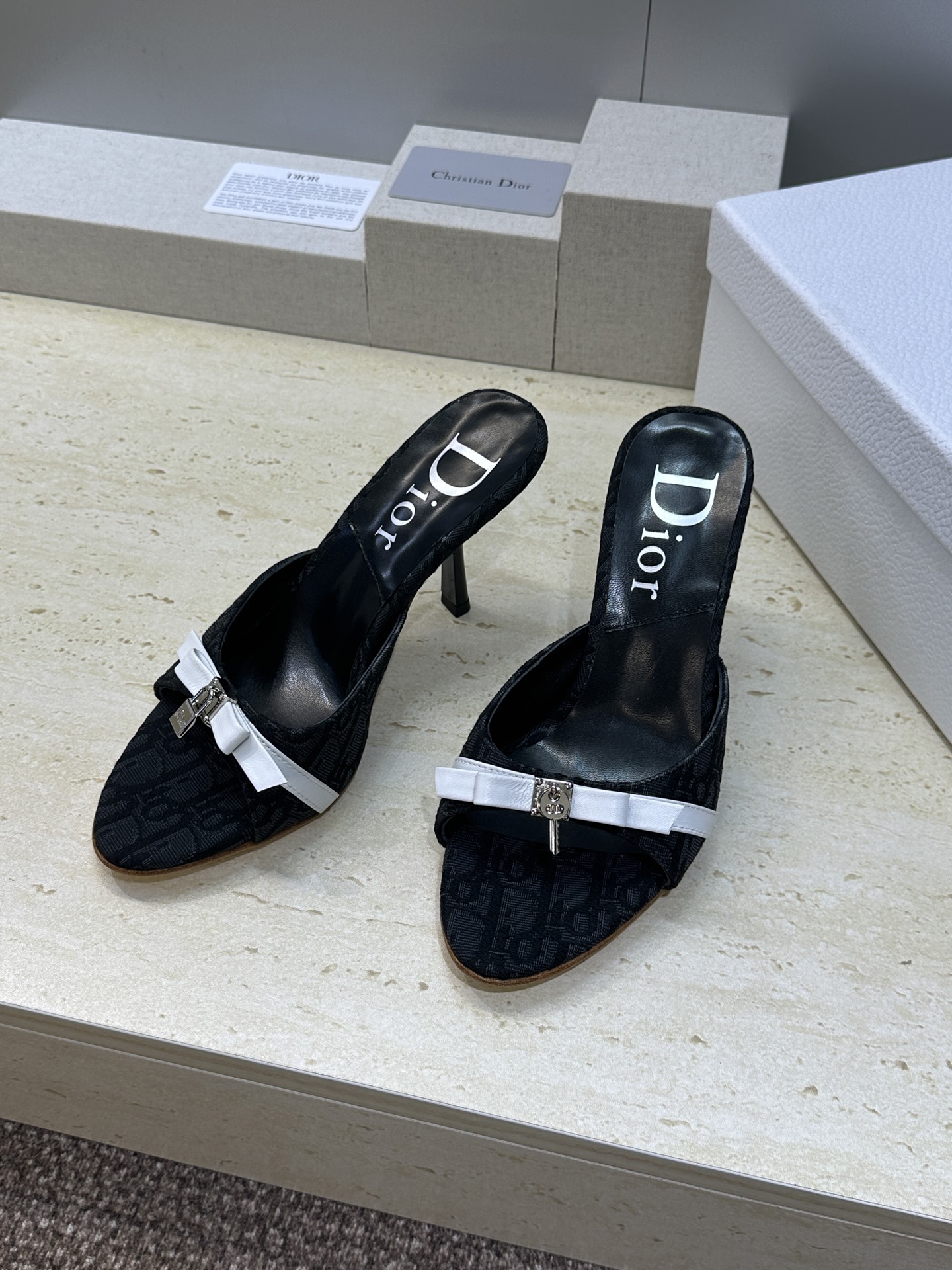 Dior 迪奥 2026春夏新款高跟蝴蝶结拼色女鞋 CD字母logo五金扣圆头露趾凉拖鞋材质：鞋面高温水