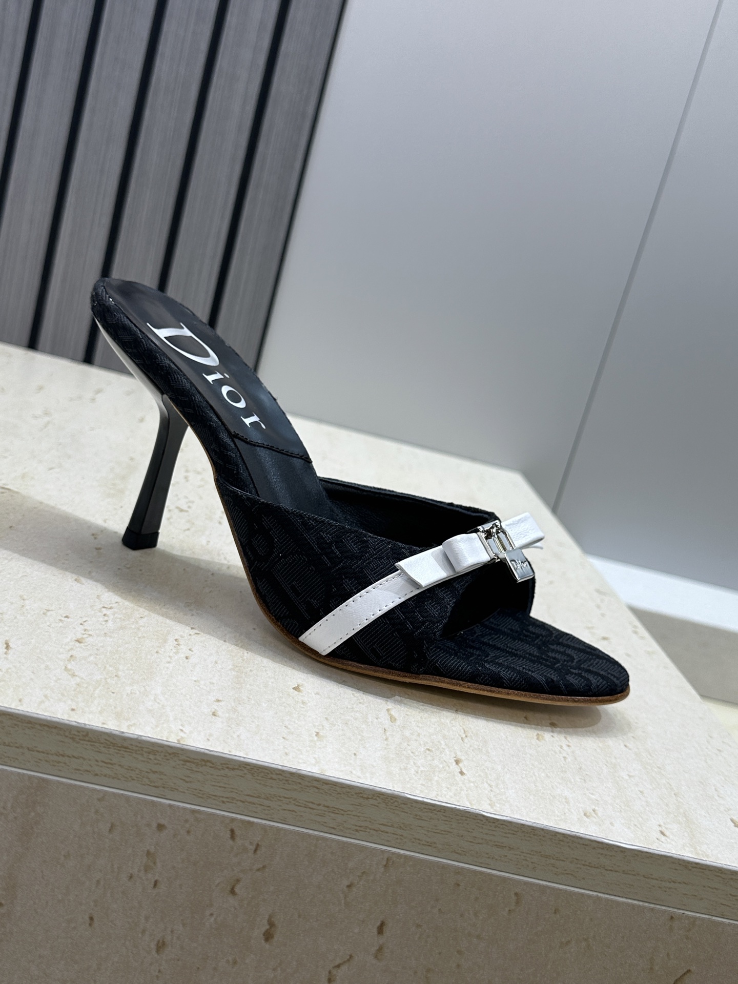 Dior 迪奥 2026春夏新款高跟蝴蝶结拼色女鞋 CD字母logo五金扣圆头露趾凉拖鞋材质：鞋面高温水