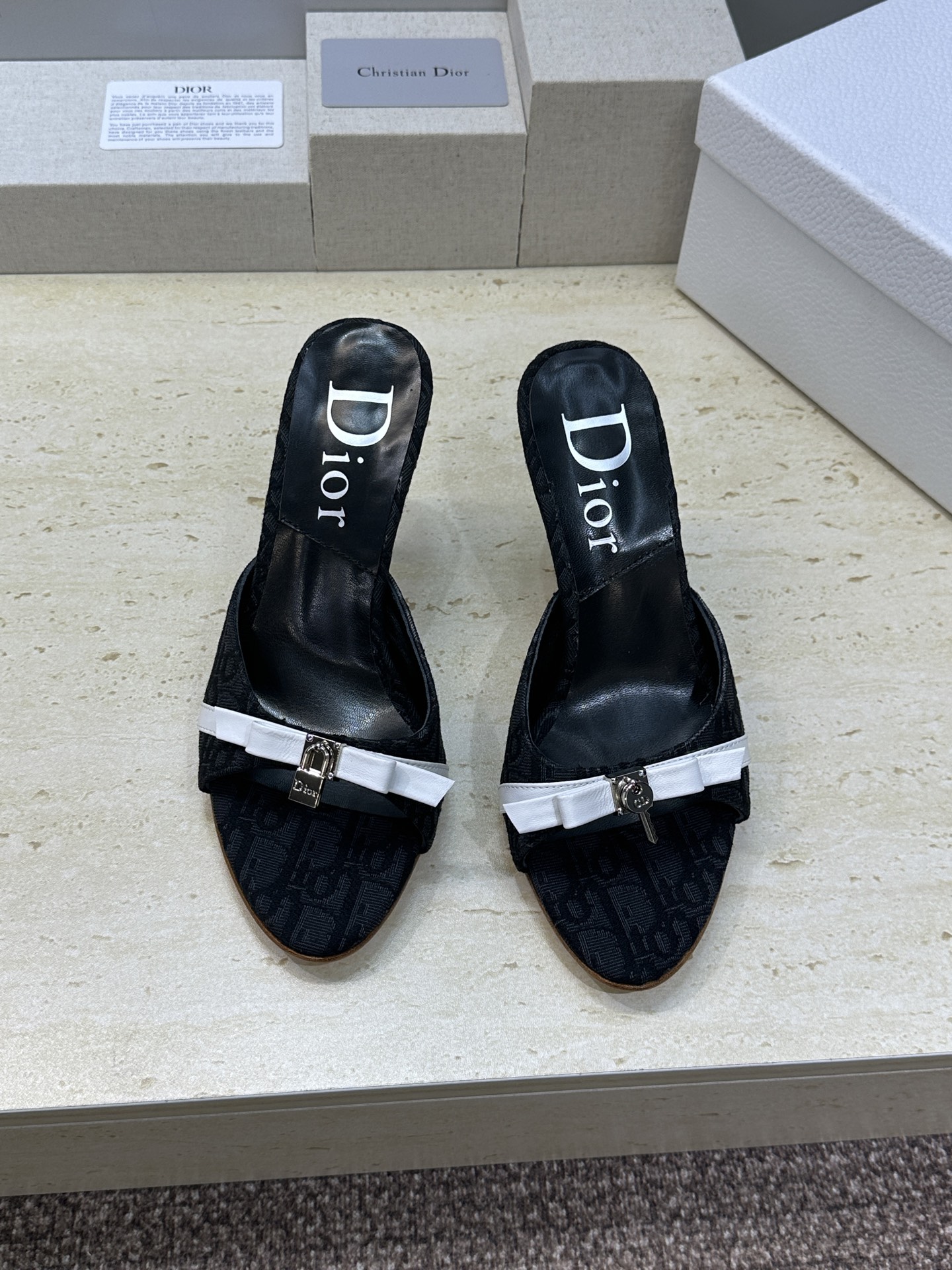 Dior 迪奥 2026春夏新款高跟蝴蝶结拼色女鞋 CD字母logo五金扣圆头露趾凉拖鞋材质：鞋面高温水